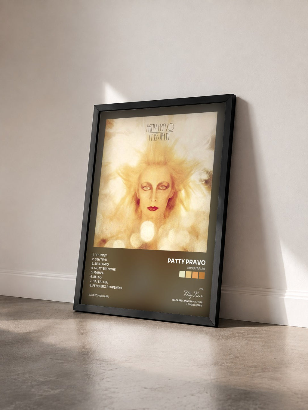 #noir Tableau de l'album Miss Italia de Patty Pravo vu de trois quarts, cadre noir