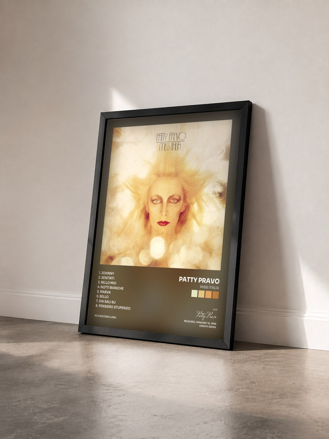 #noir Tableau de l'album Miss Italia de Patty Pravo vu de trois quarts, cadre noir