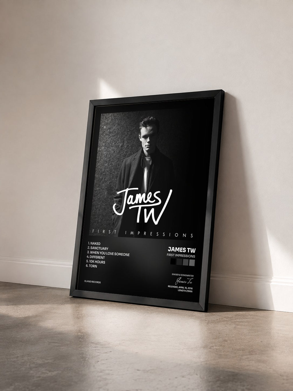 #noir Tableau de l'album First Impressions de James Tw vu de trois quarts, cadre noir