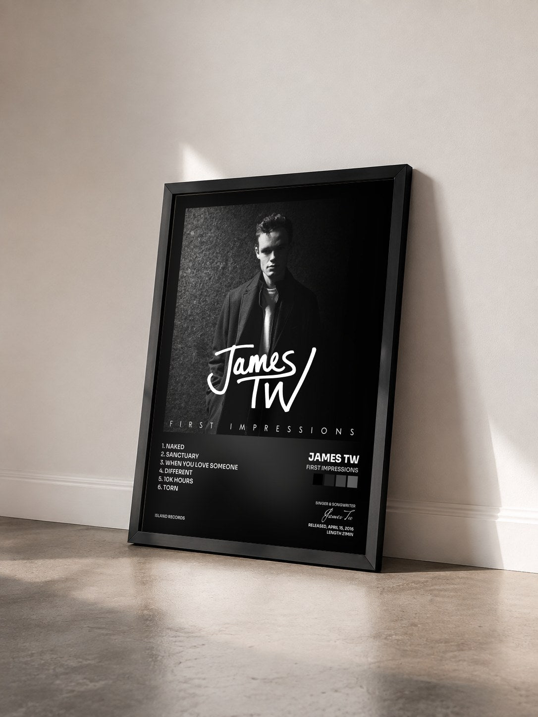 #noir Tableau de l'album First Impressions de James Tw vu de trois quarts, cadre noir