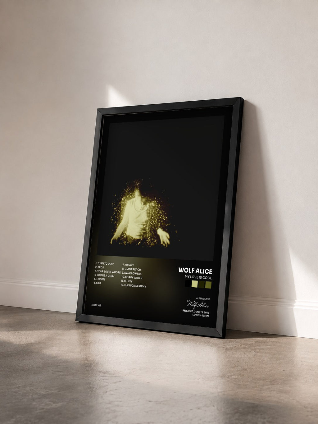 #noir Tableau de l'album My Love Is Cool de Wolf Alice vu de trois quarts, cadre noir