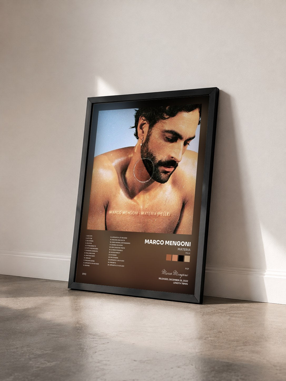 #noir Tableau de l'album MATERIA (PELLE) de Marco Mengoni vu de trois quarts, cadre noir