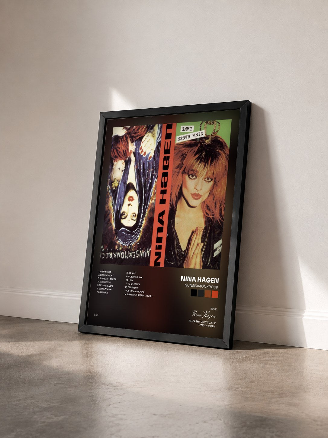 #noir Tableau de l'album Nunsexmonkrock de Nina Hagen vu de trois quarts, cadre noir