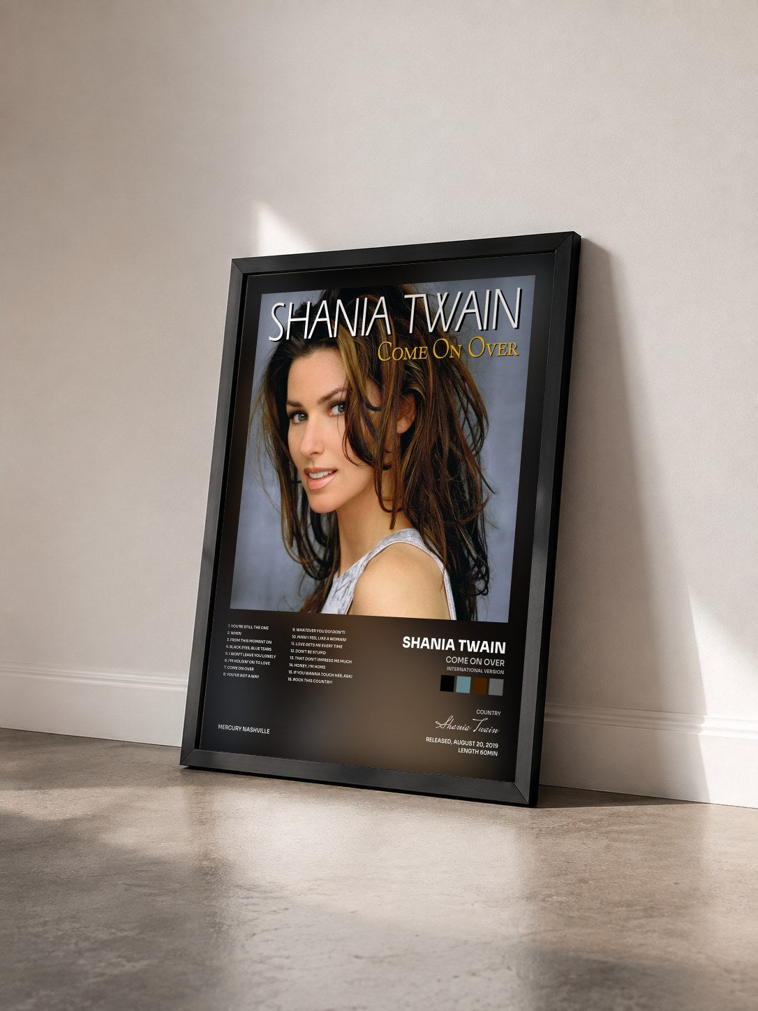 #noir Tableau de l'album Come On Over (International Version) de Shania Twain vu de trois quarts, cadre noir