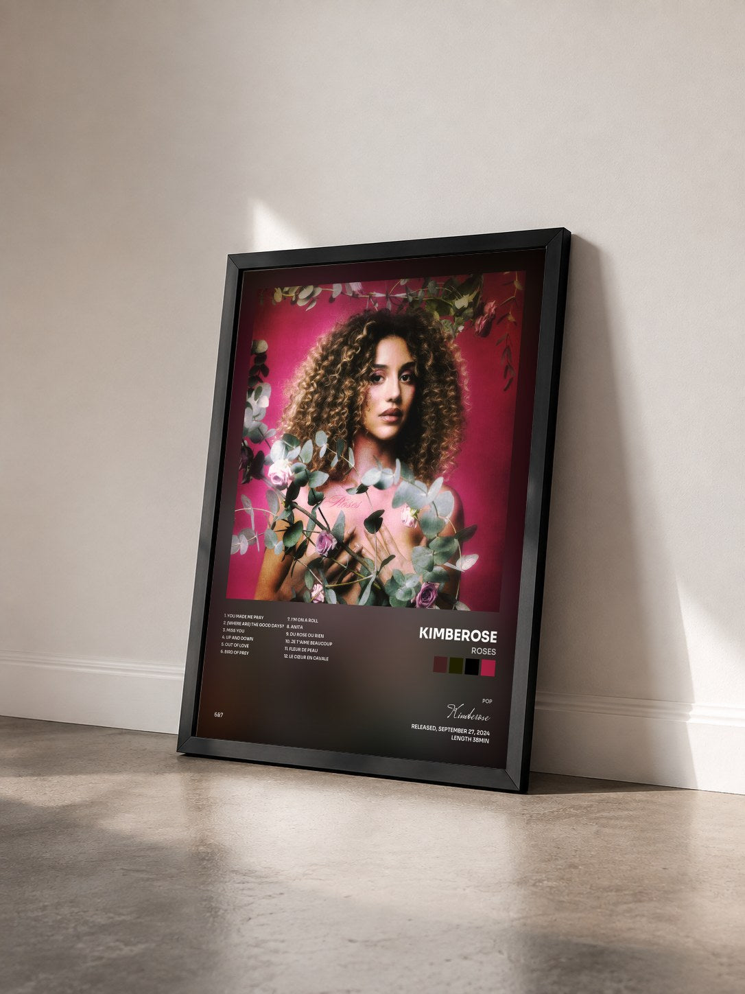 #noir Tableau de l'album Roses de Kimberose vu de trois quarts, cadre noir