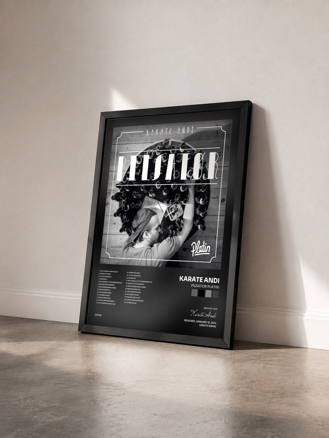 #noir Tableau de l'album Pilsator Platin de Karate Andi vu de trois quarts, cadre noir