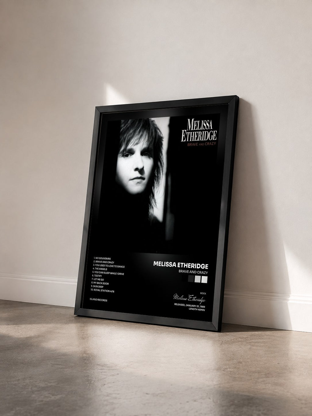 #noir Tableau de l'album Brave And Crazy de Melissa Etheridge vu de trois quarts, cadre noir