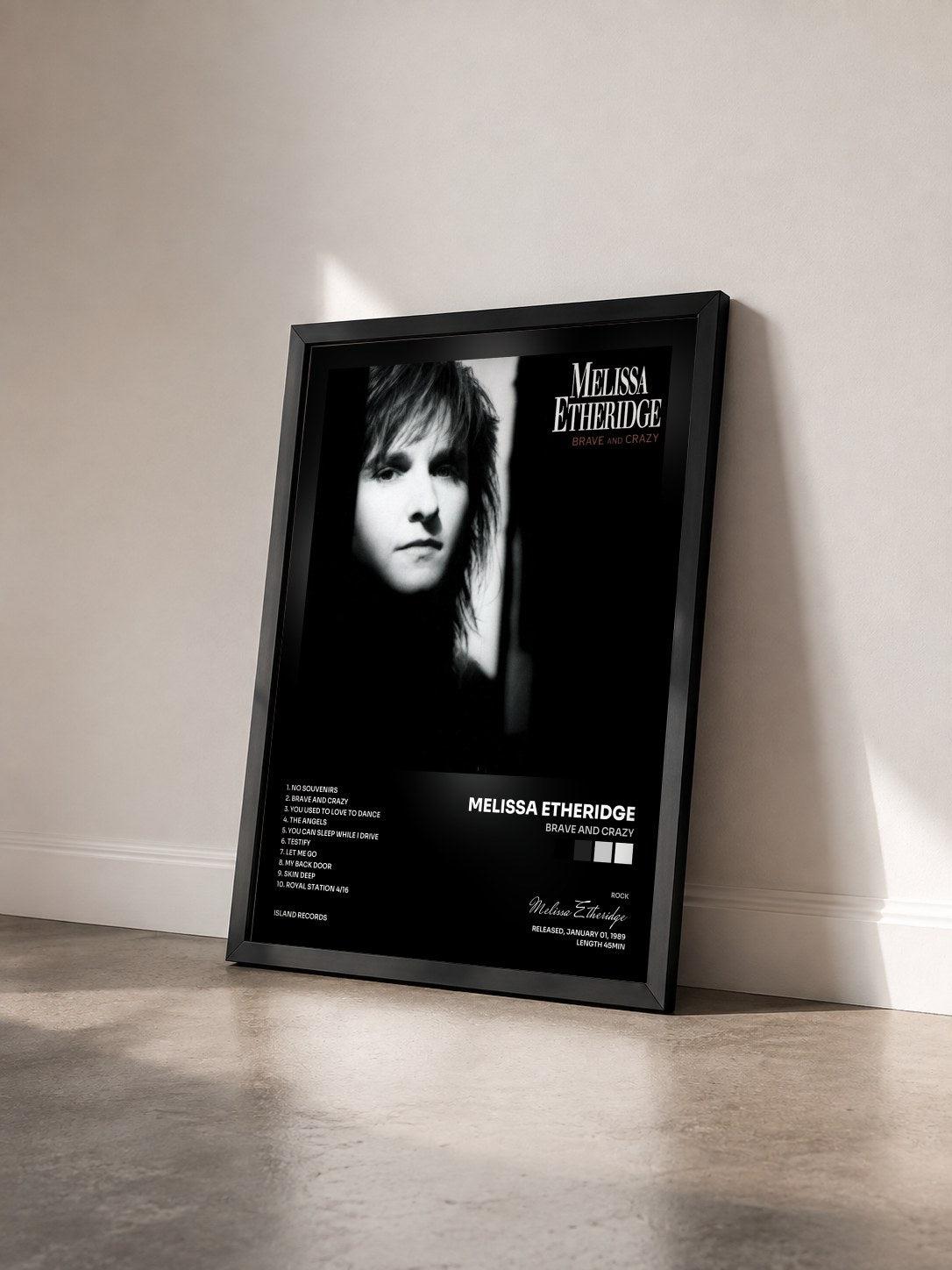 #noir Tableau de l'album Brave And Crazy de Melissa Etheridge vu de trois quarts, cadre noir