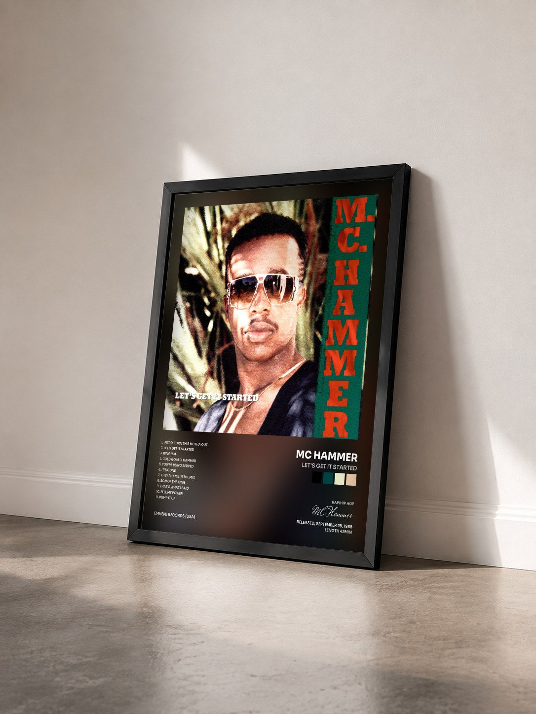 #noir Tableau de l'album Let's Get It Started de MC Hammer vu de trois quarts, cadre noir