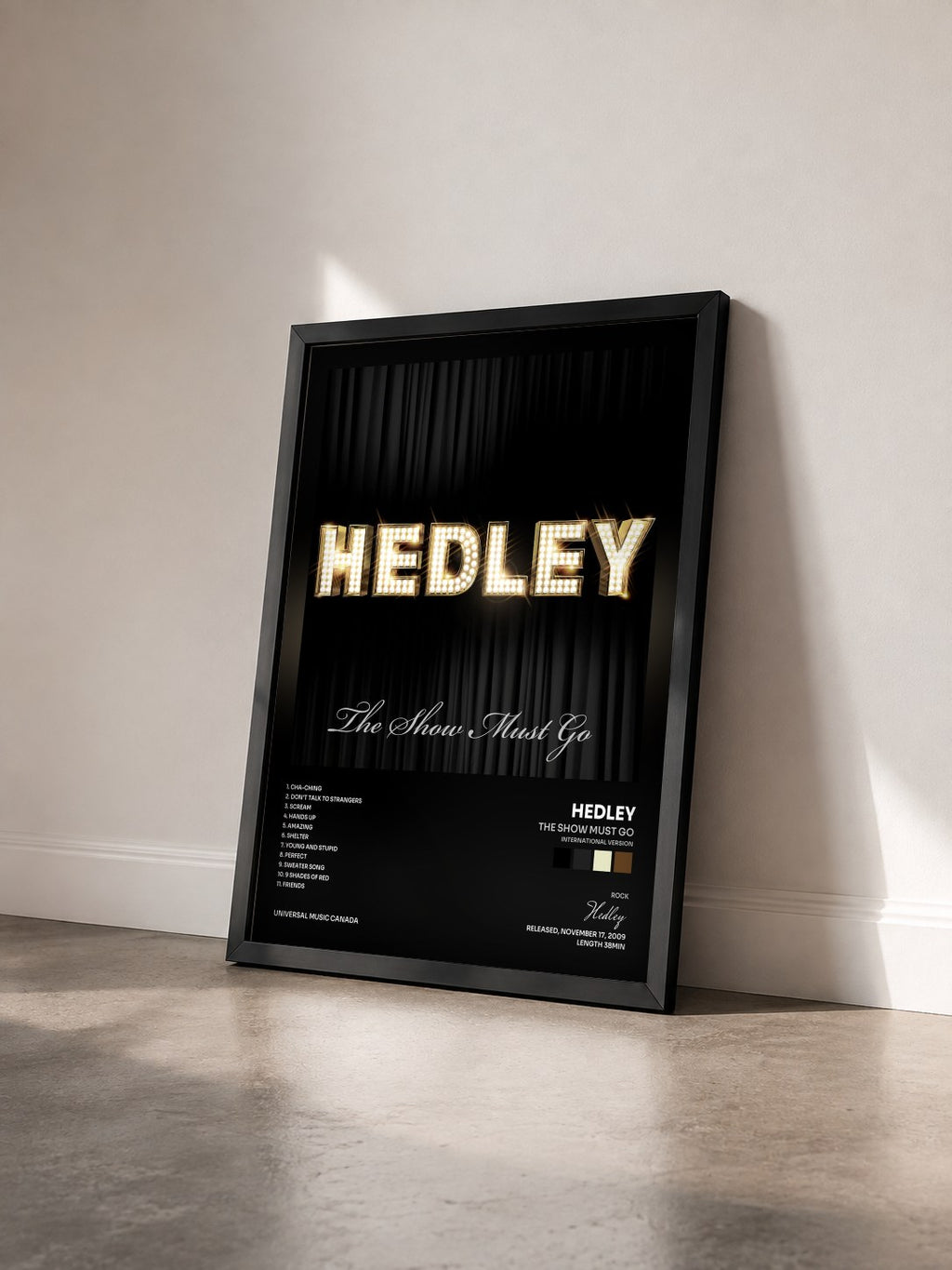 #noir Tableau de l'album The Show Must Go (International Version) de Hedley vu de trois quarts, cadre noir