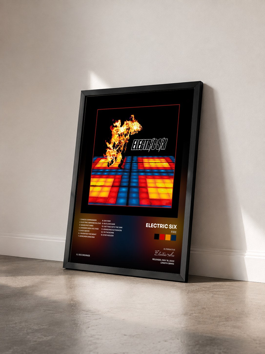 #noir Tableau de l'album Fire de Electric Six vu de trois quarts, cadre noir