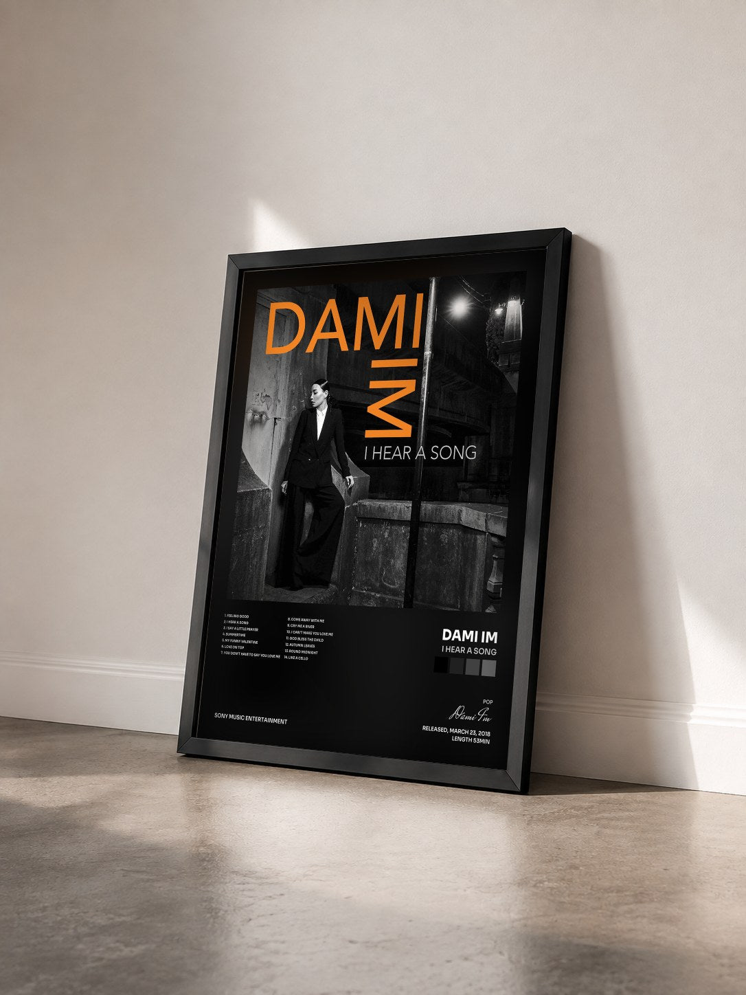 #noir Tableau de l'album I Hear a Song de Dami Im vu de trois quarts, cadre noir