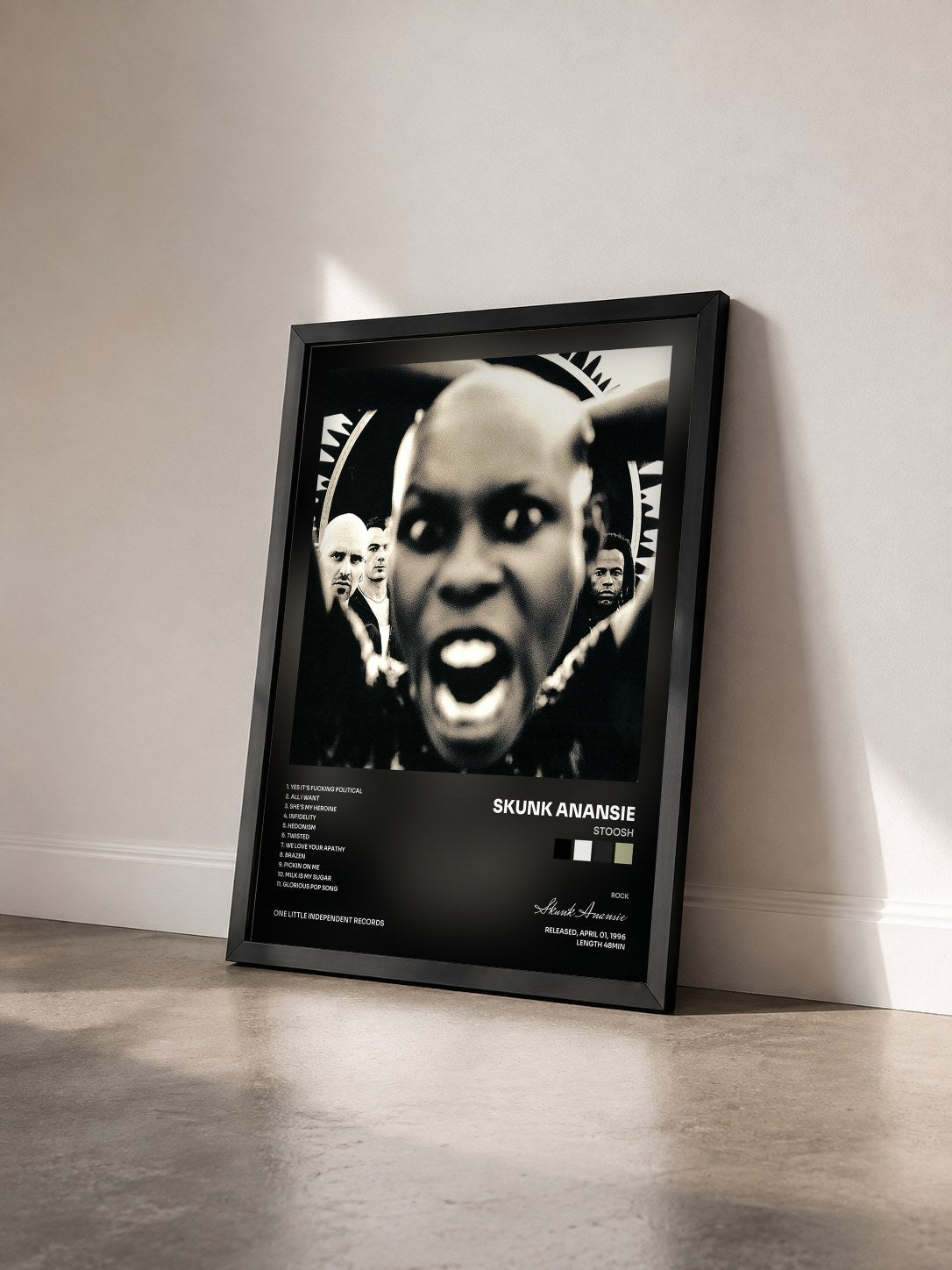 #noir Tableau de l'album Stoosh de Skunk Anansie vu de trois quarts, cadre noir