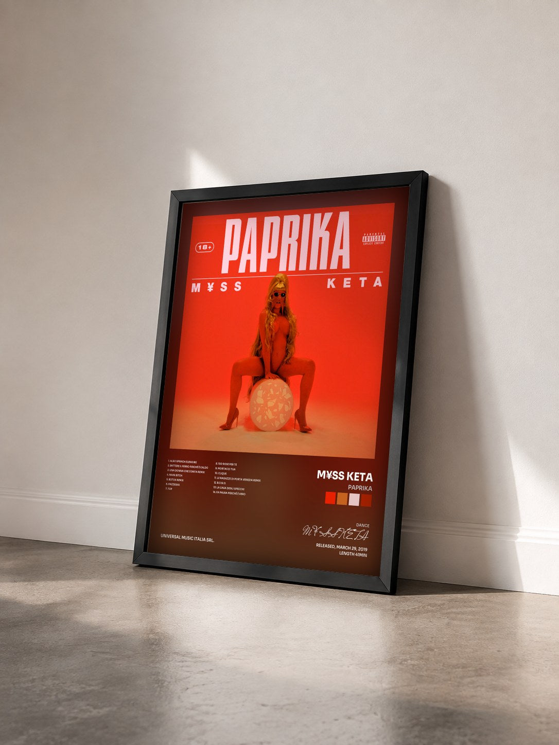 #noir Tableau de l'album PAPRIKA de M¥SS KETA vu de trois quarts, cadre noir