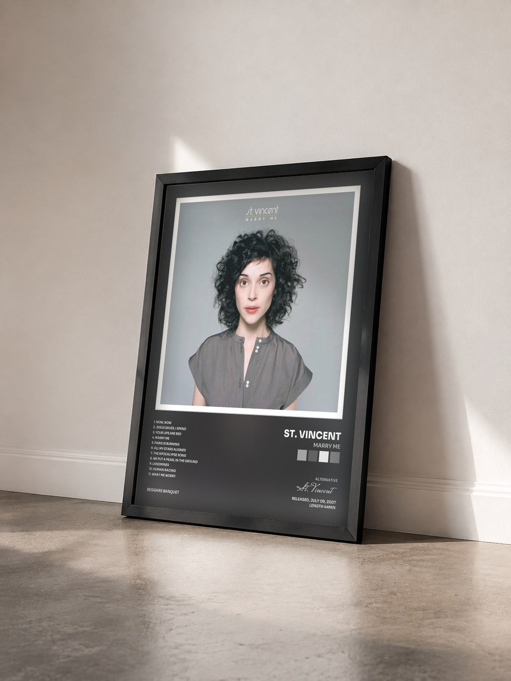 #noir Tableau de l'album Marry Me de St. Vincent vu de trois quarts, cadre noir