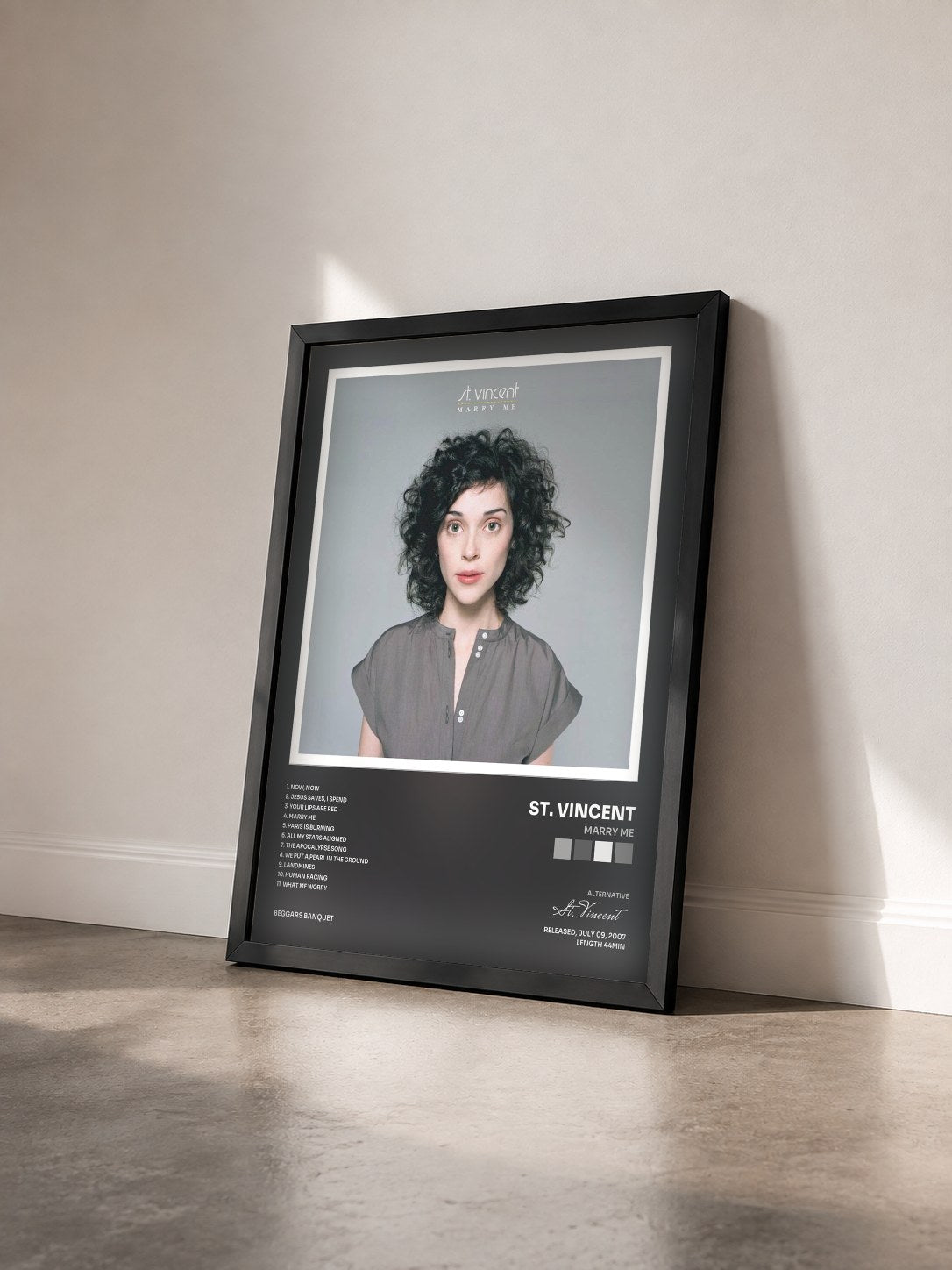 #noir Tableau de l'album Marry Me de St. Vincent vu de trois quarts, cadre noir