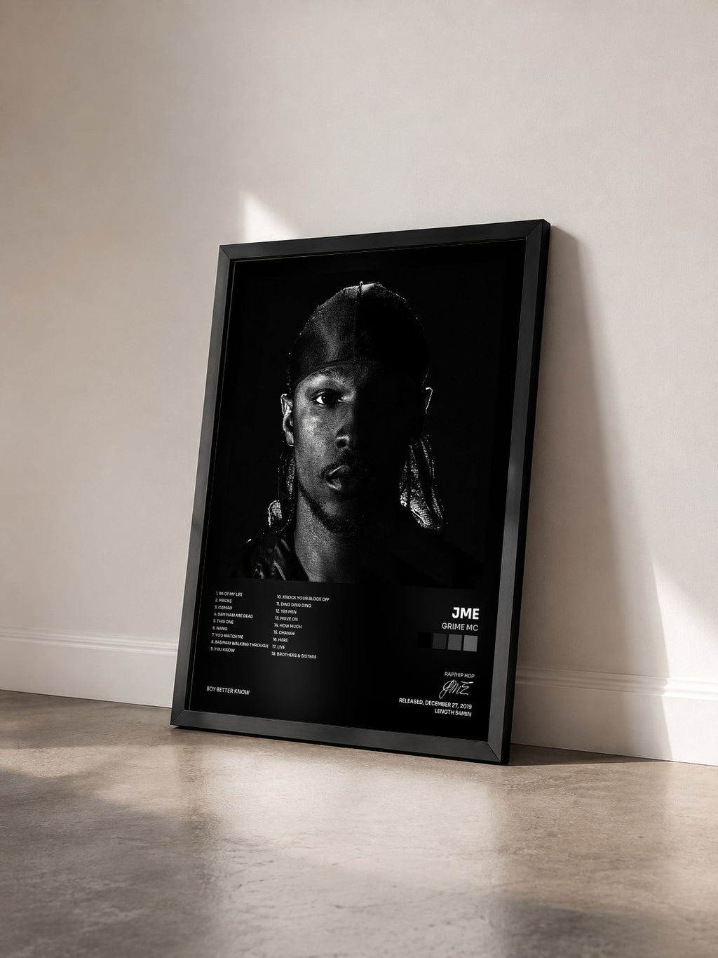 #noir Tableau de l'album Grime MC de JME vu de trois quarts, cadre noir