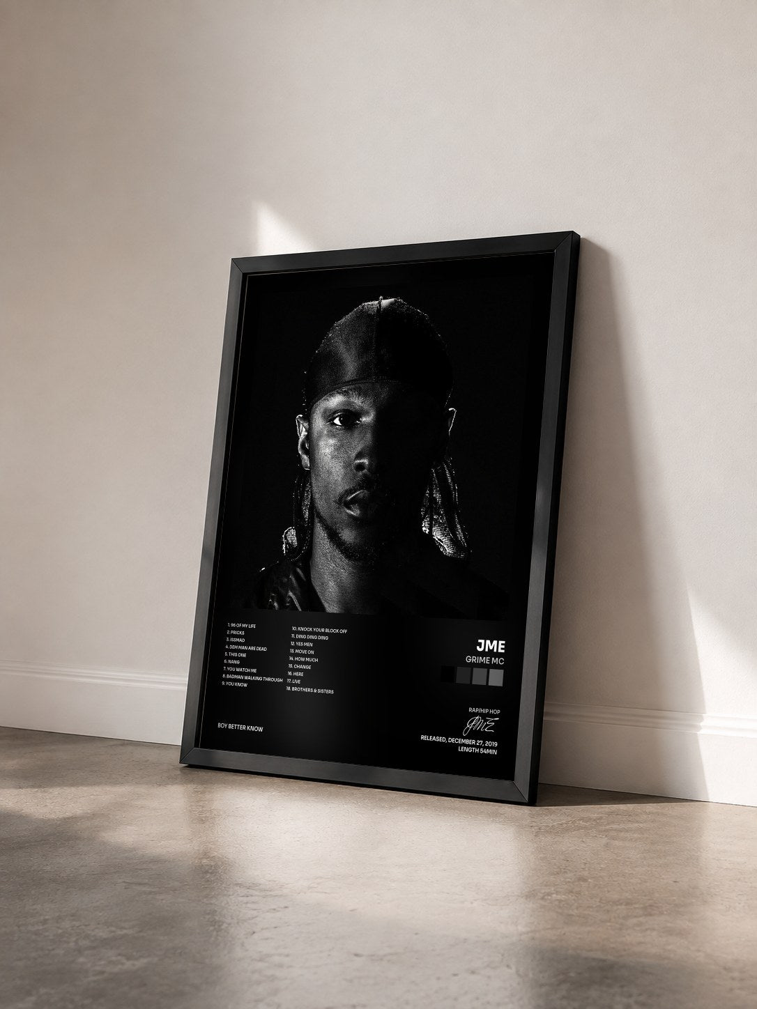 #noir Tableau de l'album Grime MC de JME vu de trois quarts, cadre noir