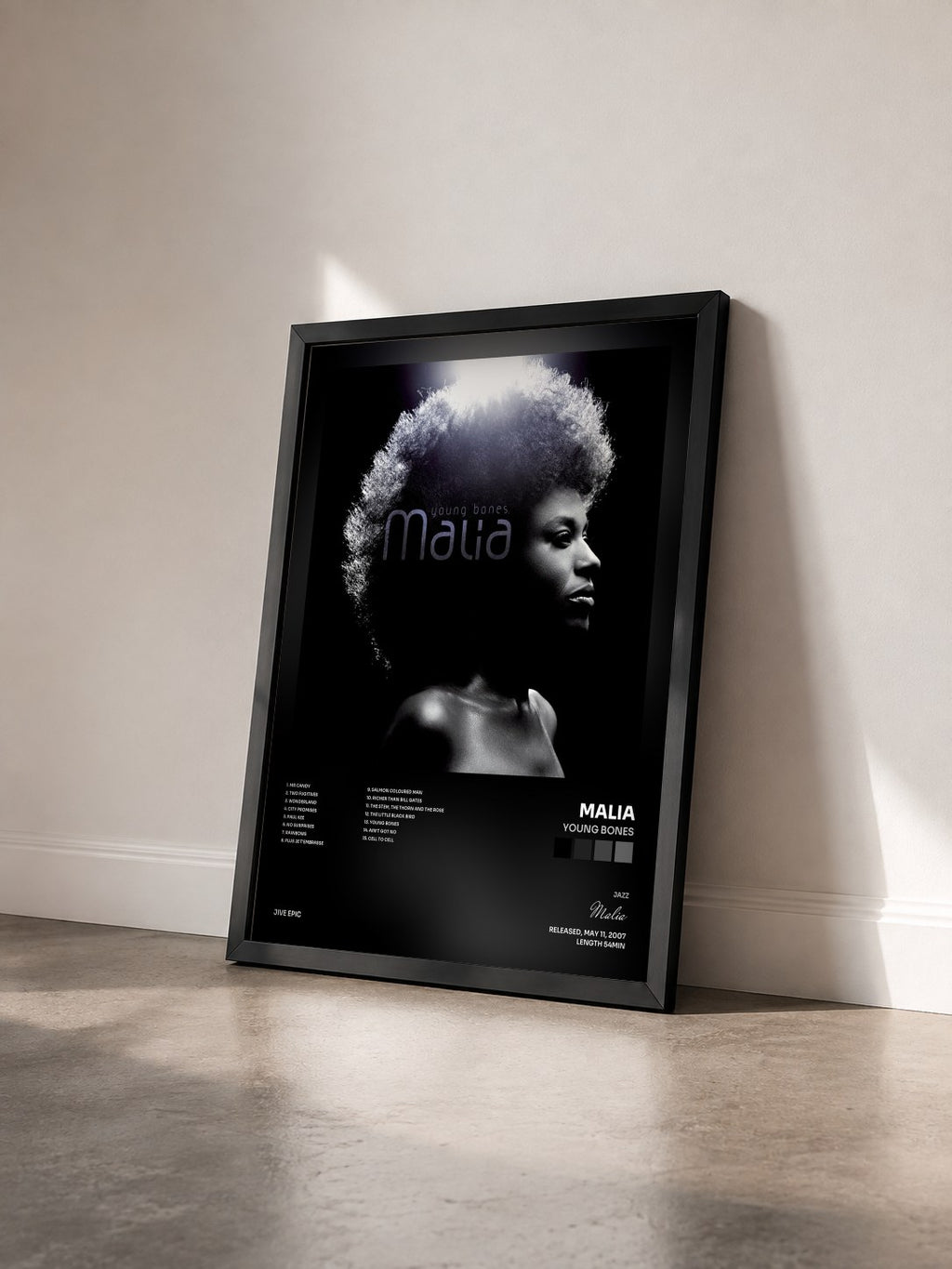 #noir Tableau de l'album Young Bones de Malia vu de trois quarts, cadre noir