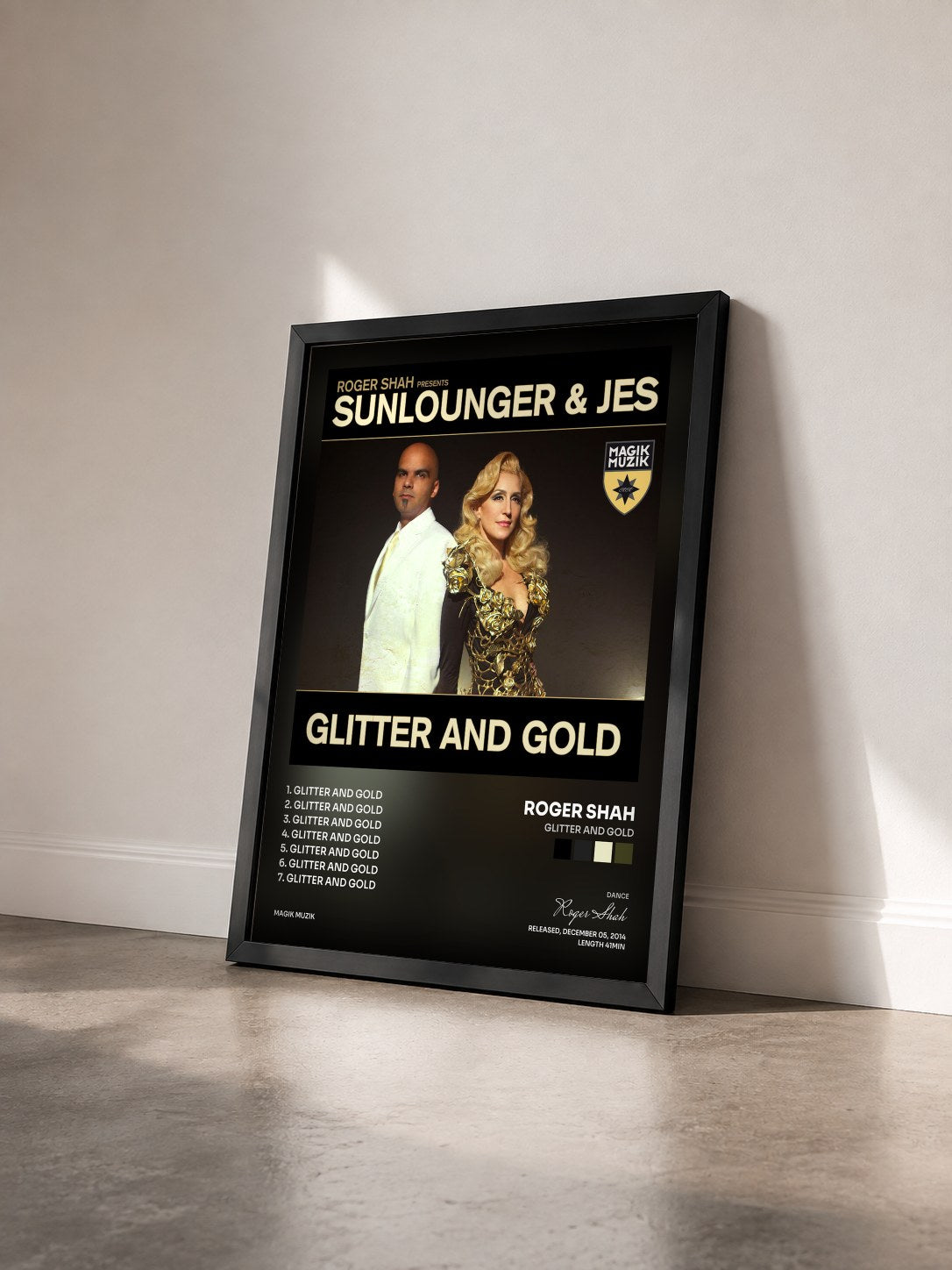 #noir Tableau de l'album Glitter and Gold de Roger Shah vu de trois quarts, cadre noir