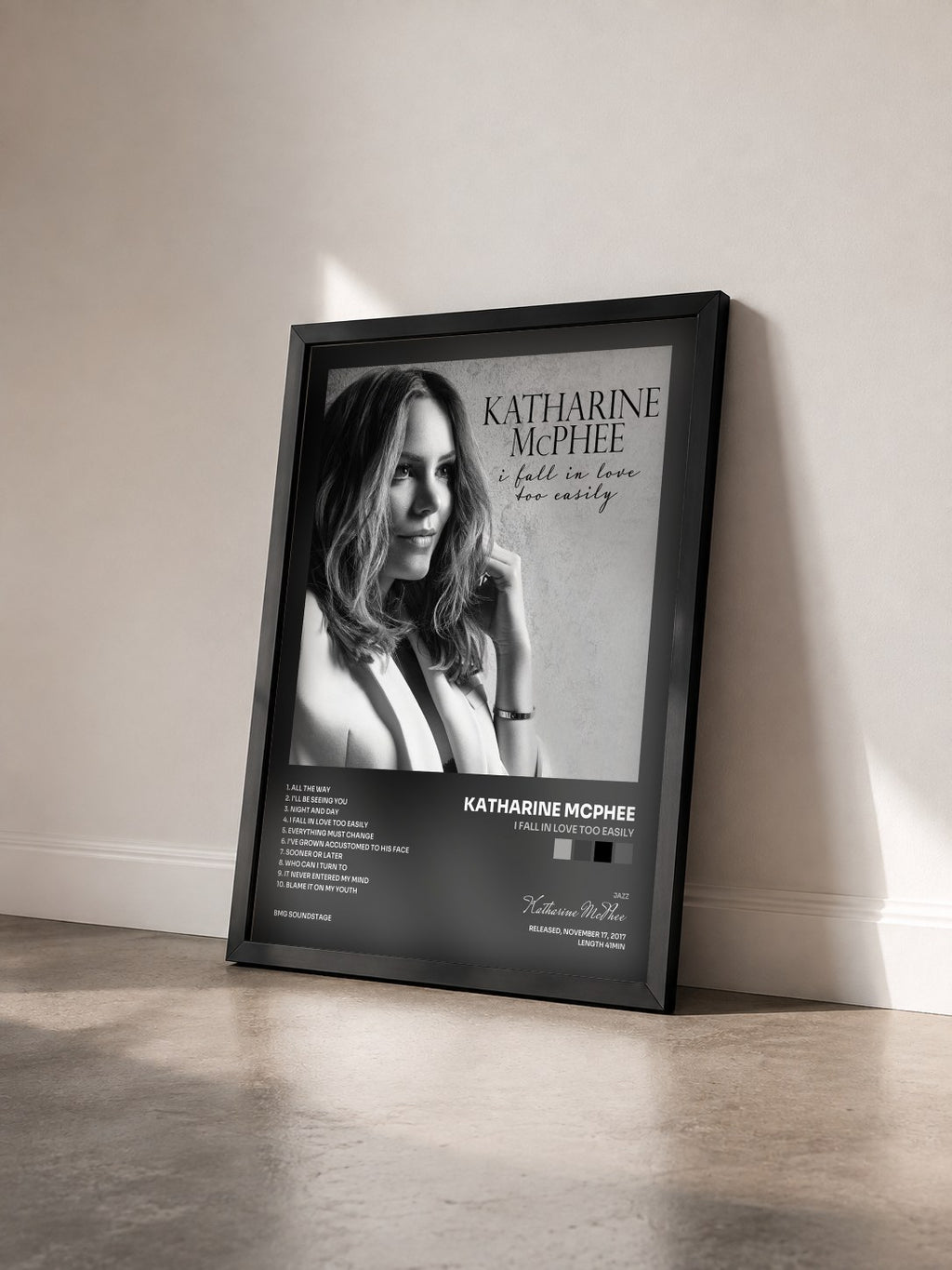 #noir Tableau de l'album I Fall in Love Too Easily de Katharine McPhee vu de trois quarts, cadre noir