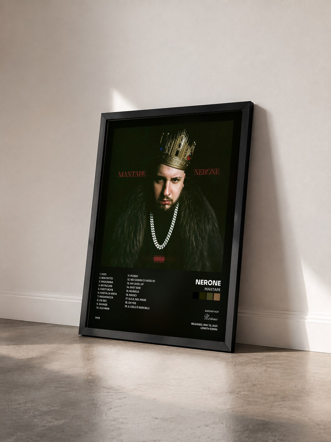 #noir Tableau de l'album MAXTAPE de Nerone vu de trois quarts, cadre noir