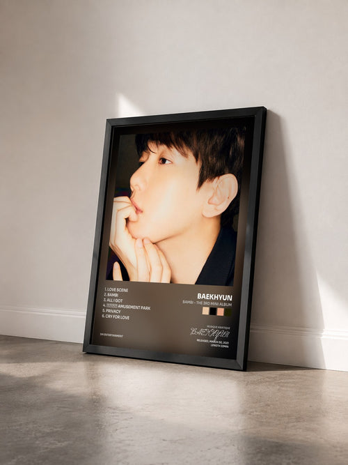 #noir Bambi - The 3rd Mini Album di BAEKHYUN in stampa incorniciata vista di tre quarti, cornice nera