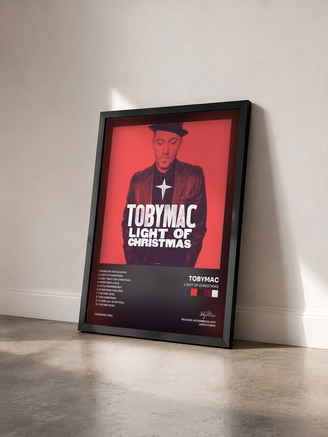 #noir Tableau de l'album Light Of Christmas de tobyMac vu de trois quarts, cadre noir