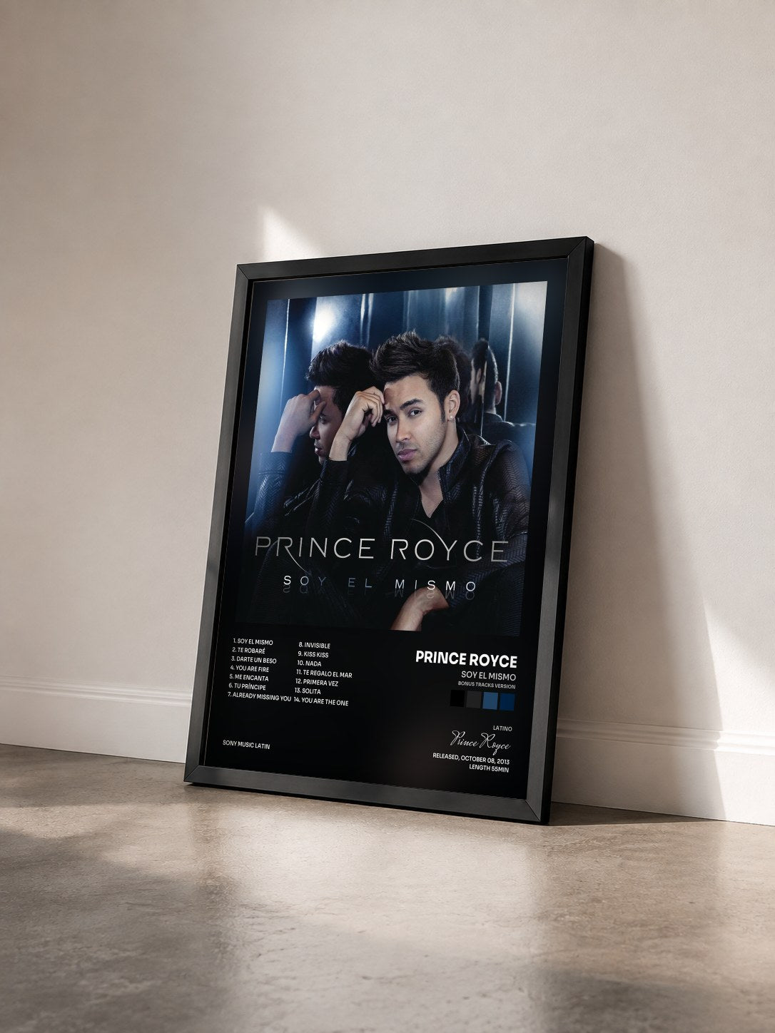 #noir Tableau de l'album Soy el Mismo (Bonus Tracks Version) de Prince Royce vu de trois quarts, cadre noir