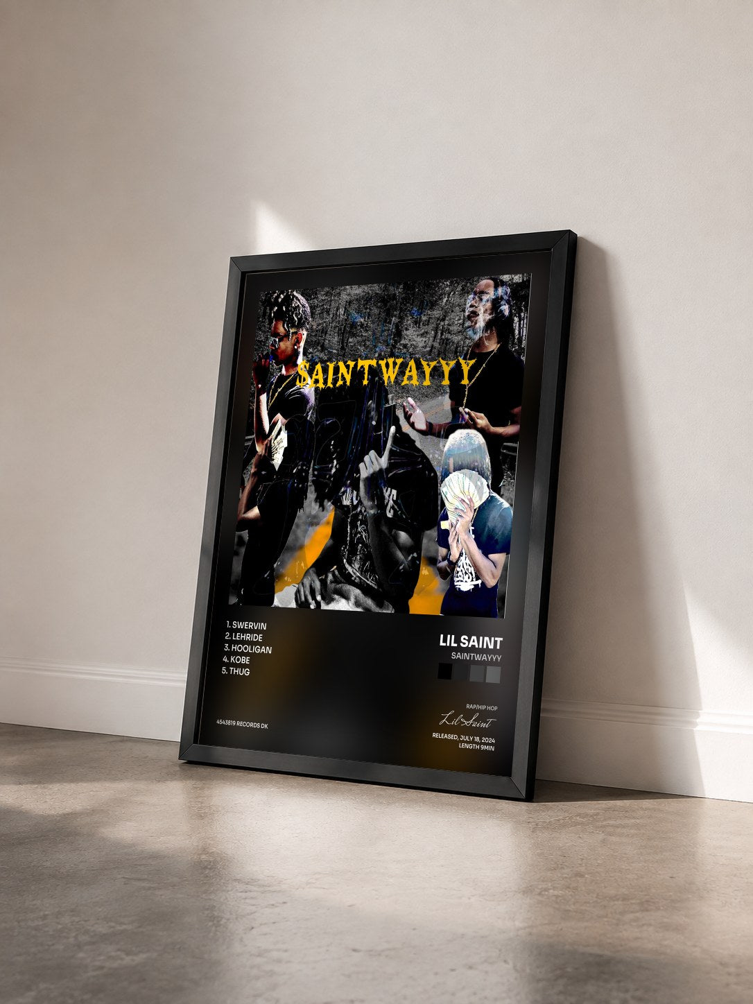 #noir Tableau de l'album SAINTWAYYY de Lil Saint vu de trois quarts, cadre noir