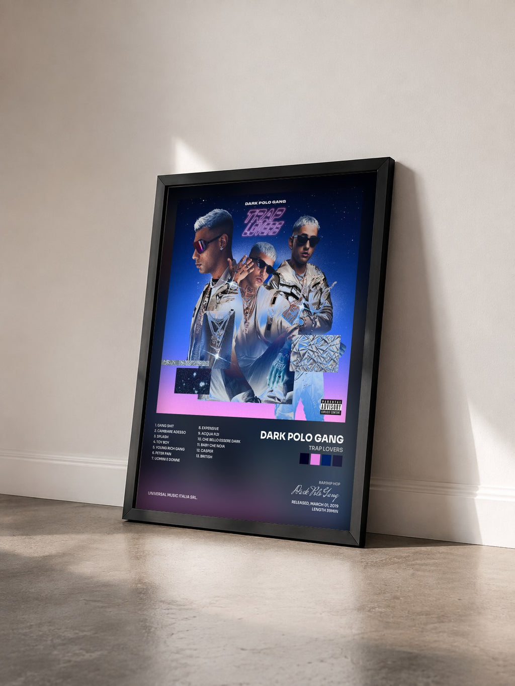#noir Tableau de l'album Trap Lovers de Dark Polo Gang vu de trois quarts, cadre noir
