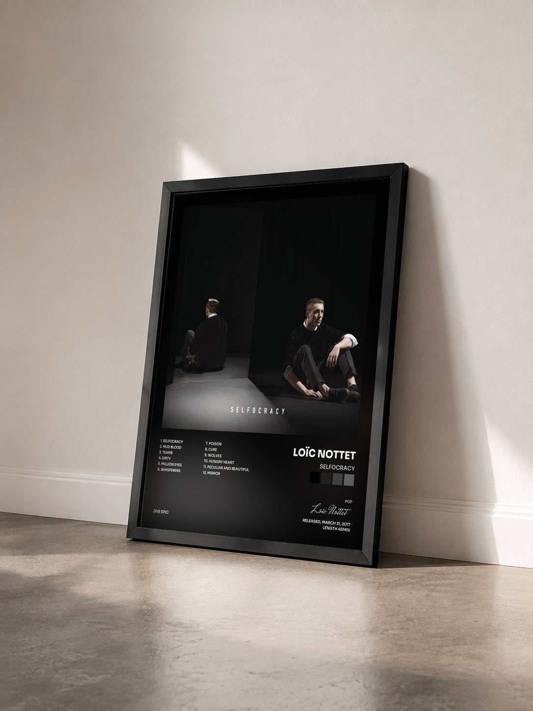 #noir Tableau de l'album Selfocracy de Loïc Nottet vu de trois quarts, cadre noir