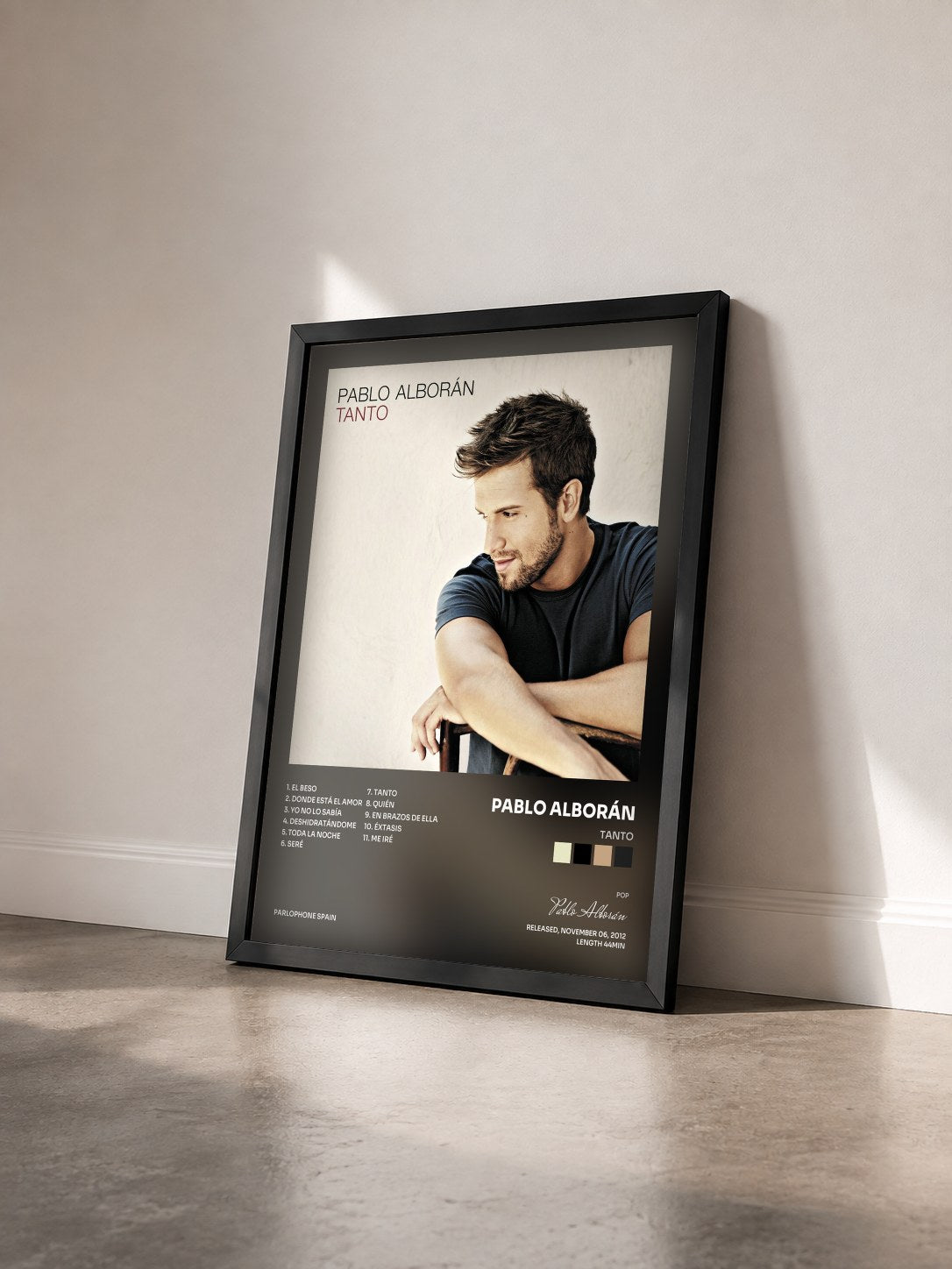#noir Tableau de l'album Tanto de Pablo Alborán vu de trois quarts, cadre noir