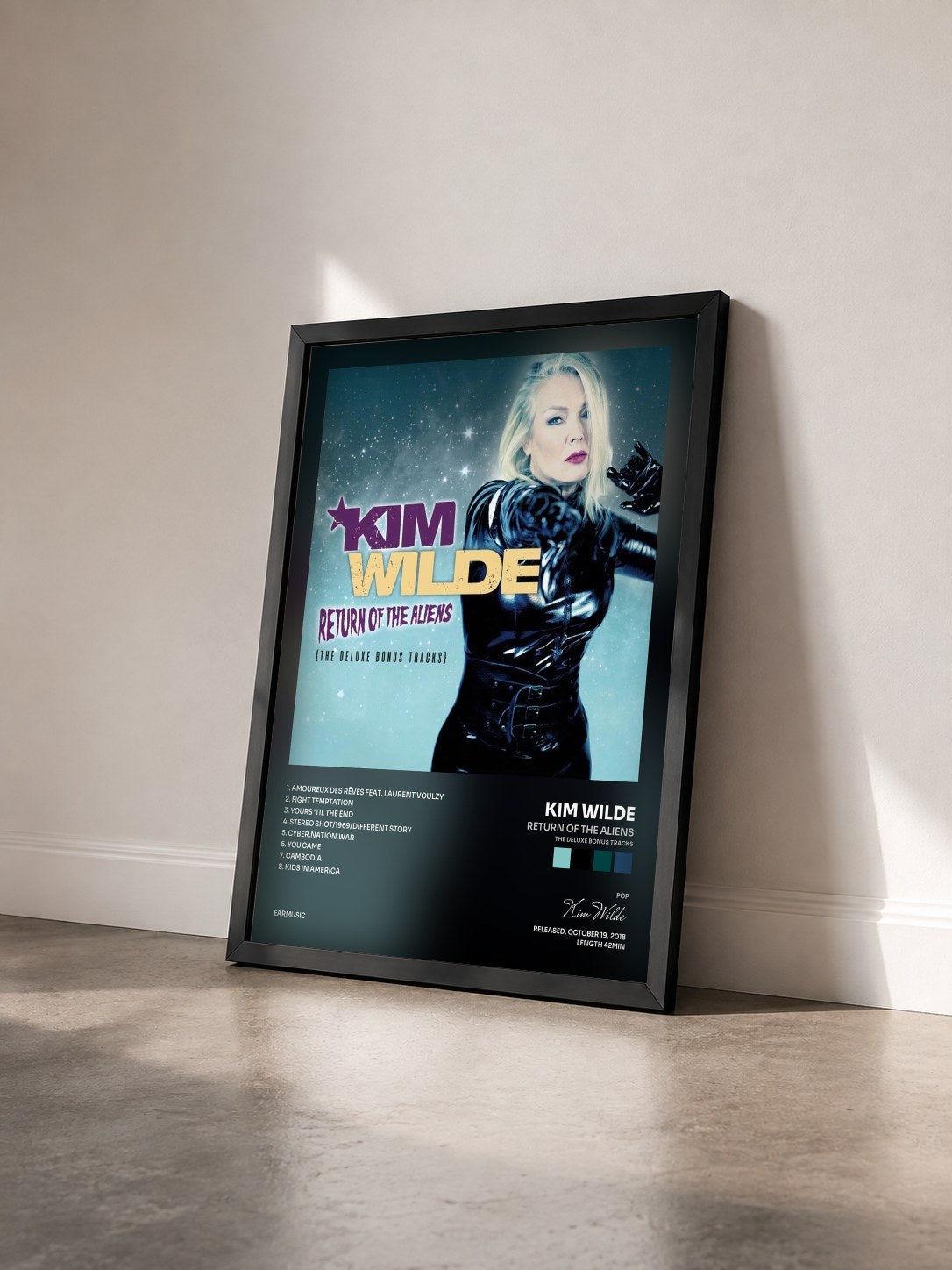 #noir Tableau de l'album Return of the Aliens (The Deluxe Bonus Tracks) de Kim Wilde vu de trois quarts, cadre noir