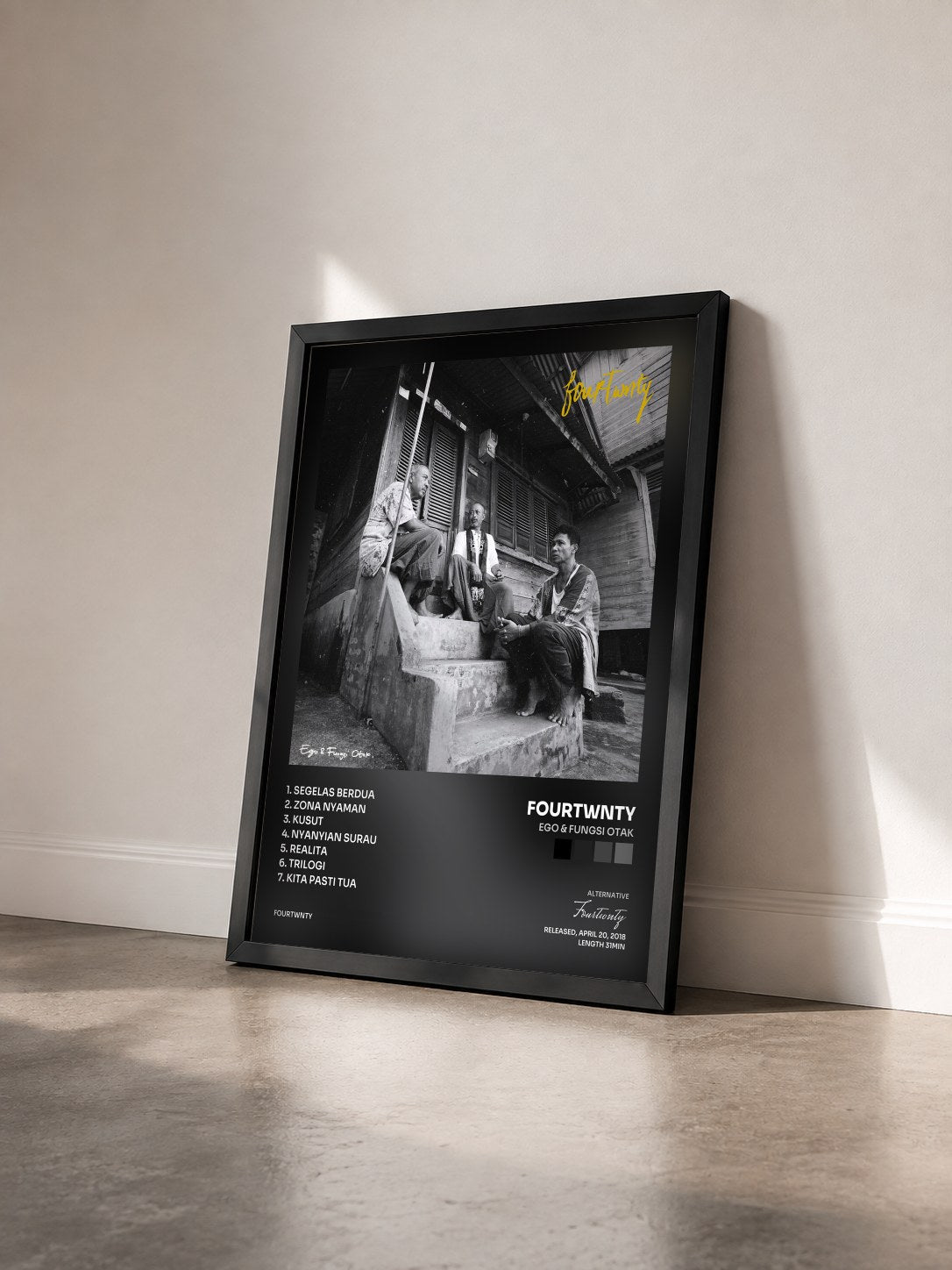 #noir Tableau de l'album Ego & Fungsi Otak de Fourtwnty vu de trois quarts, cadre noir