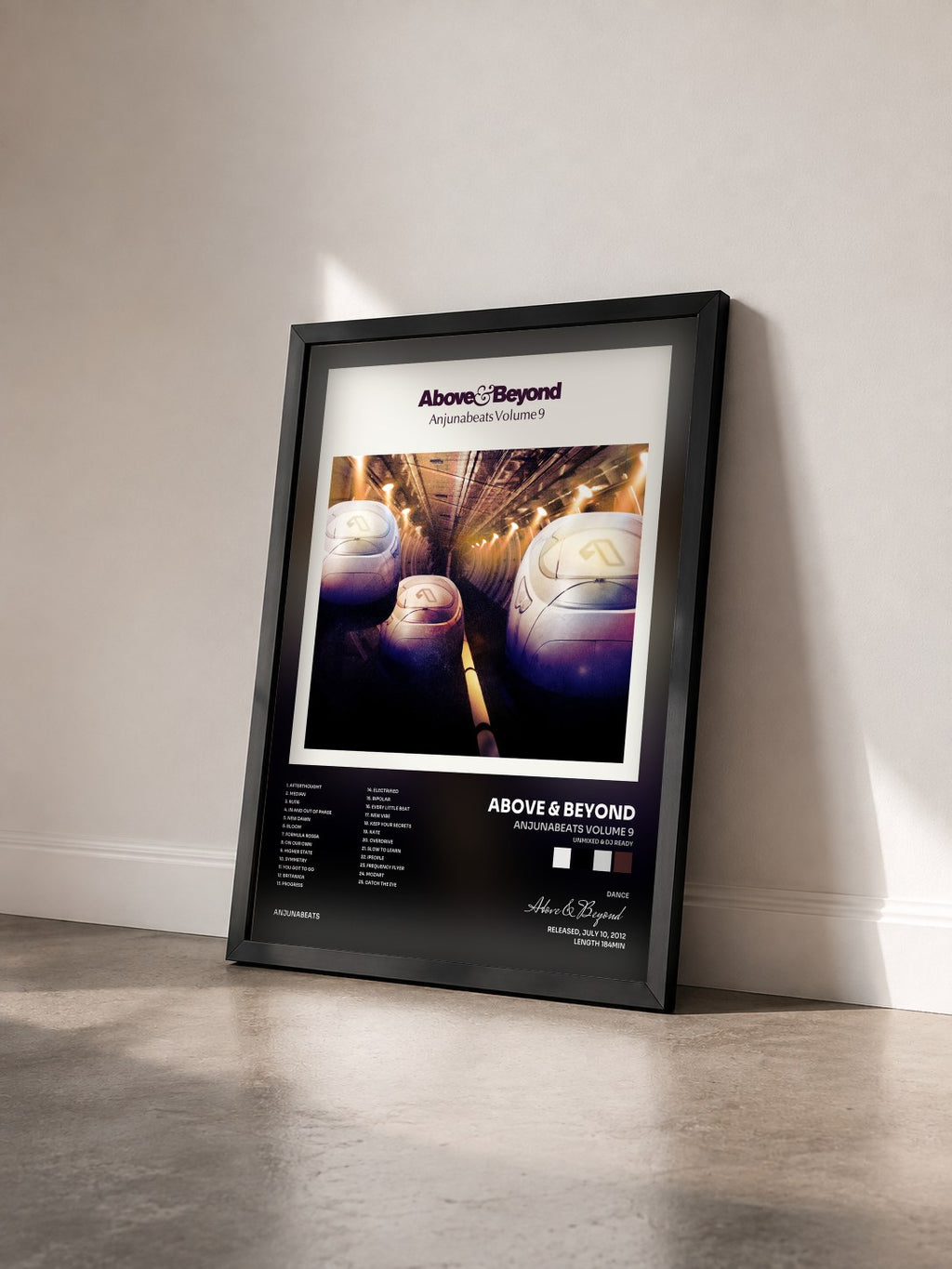 #noir Tableau de l'album Anjunabeats Volume 9 (Unmixed & DJ Ready) de Above & Beyond vu de trois quarts, cadre noir