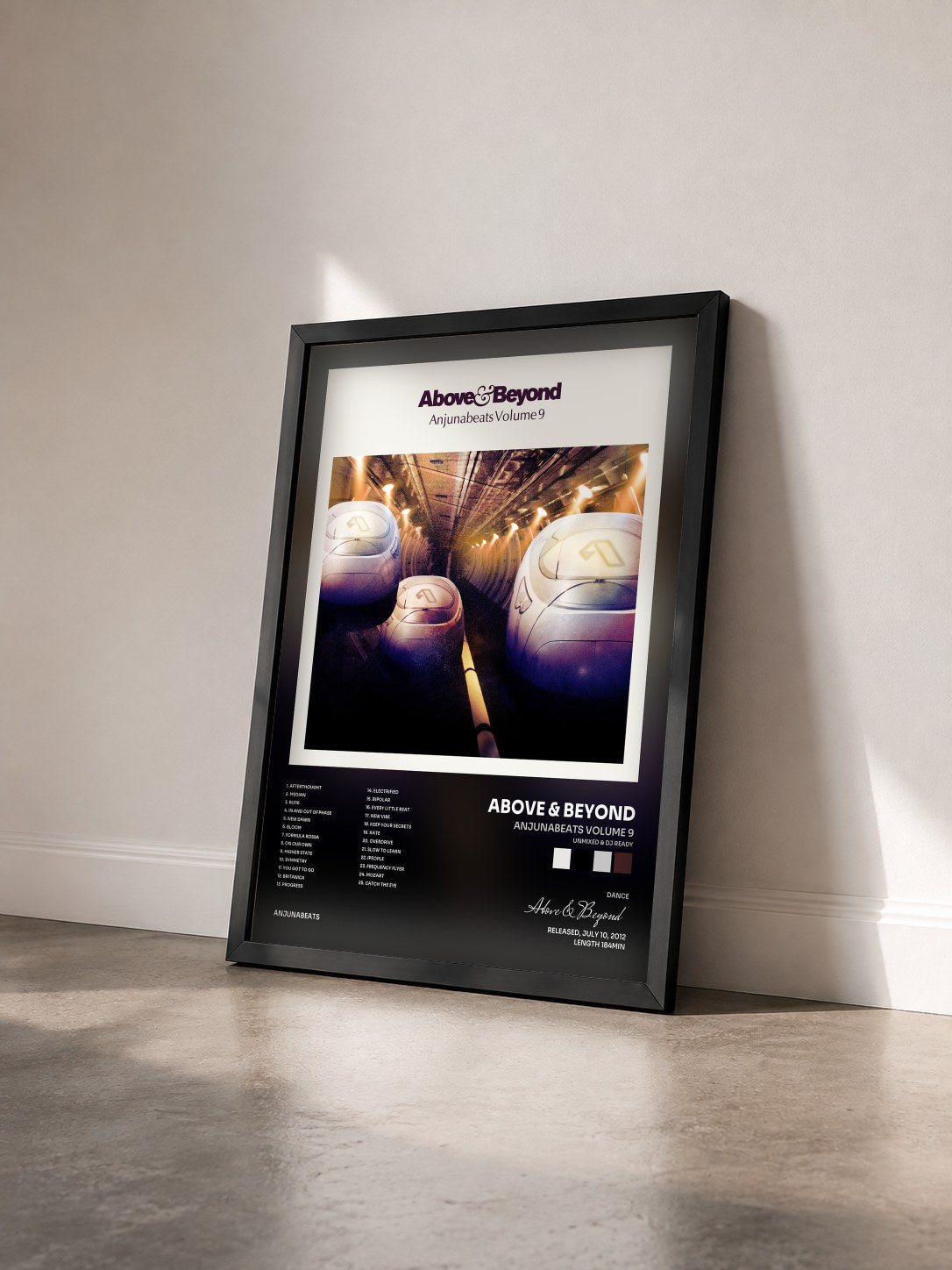#noir Tableau de l'album Anjunabeats Volume 9 (Unmixed & DJ Ready) de Above & Beyond vu de trois quarts, cadre noir
