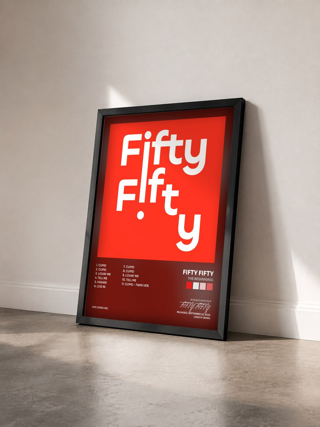 #noir Tableau de l'album The Beginning de FIFTY FIFTY vu de trois quarts, cadre noir
