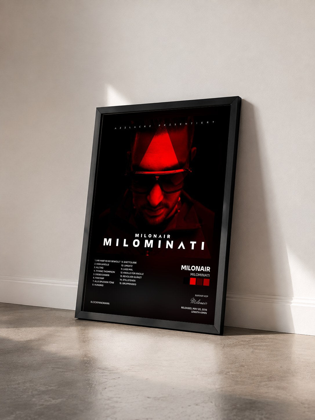 #noir Tableau de l'album Milominati de Milonair vu de trois quarts, cadre noir