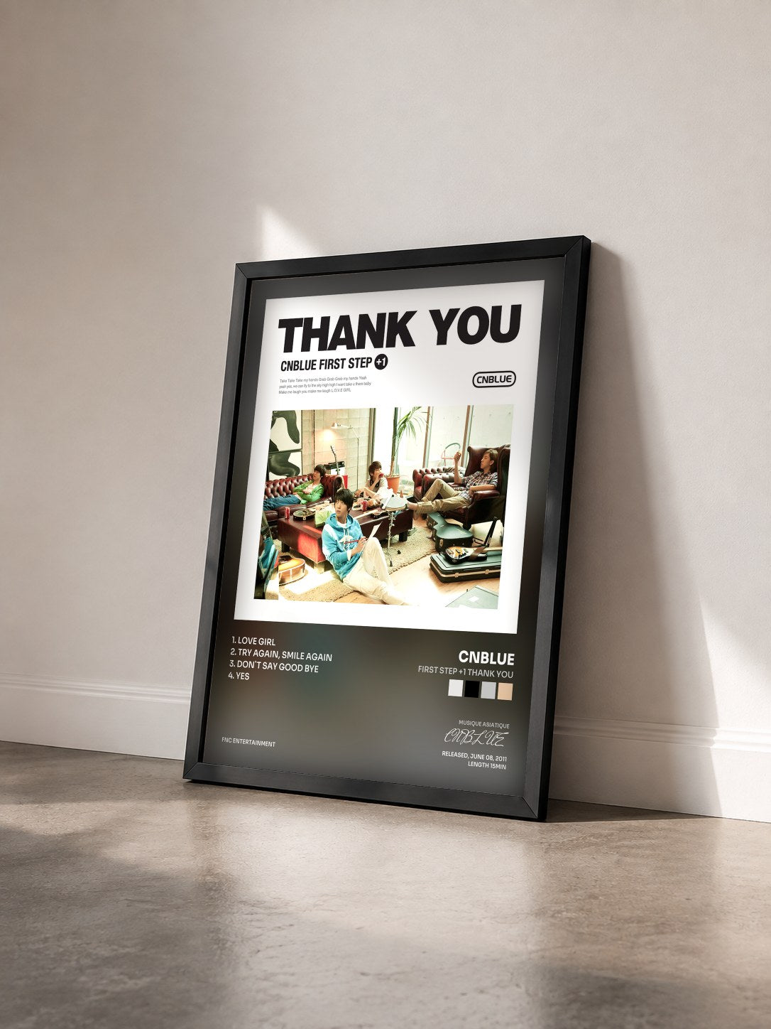 #noir Tableau de l'album FIRST STEP +1 THANK YOU de CNBLUE vu de trois quarts, cadre noir