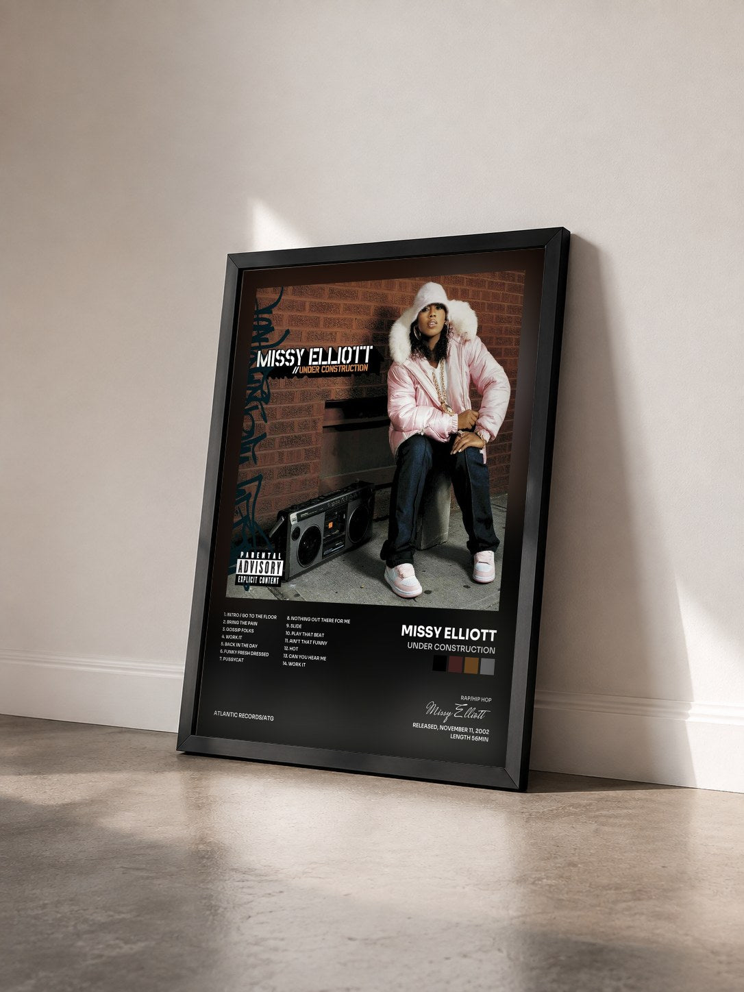 #noir Tableau de l'album Under Construction de Missy Elliott vu de trois quarts, cadre noir