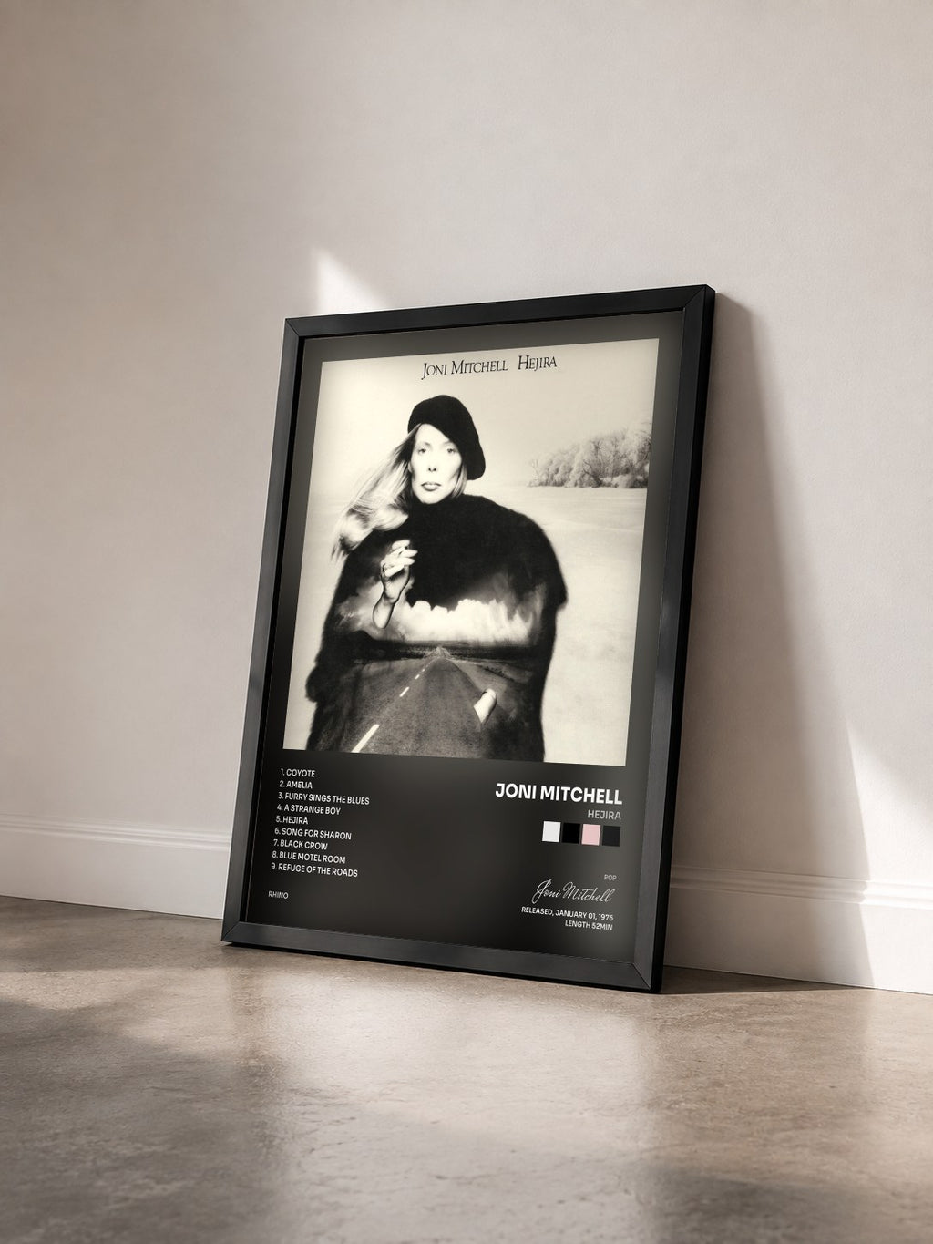 #noir Tableau de l'album Hejira de Joni Mitchell vu de trois quarts, cadre noir