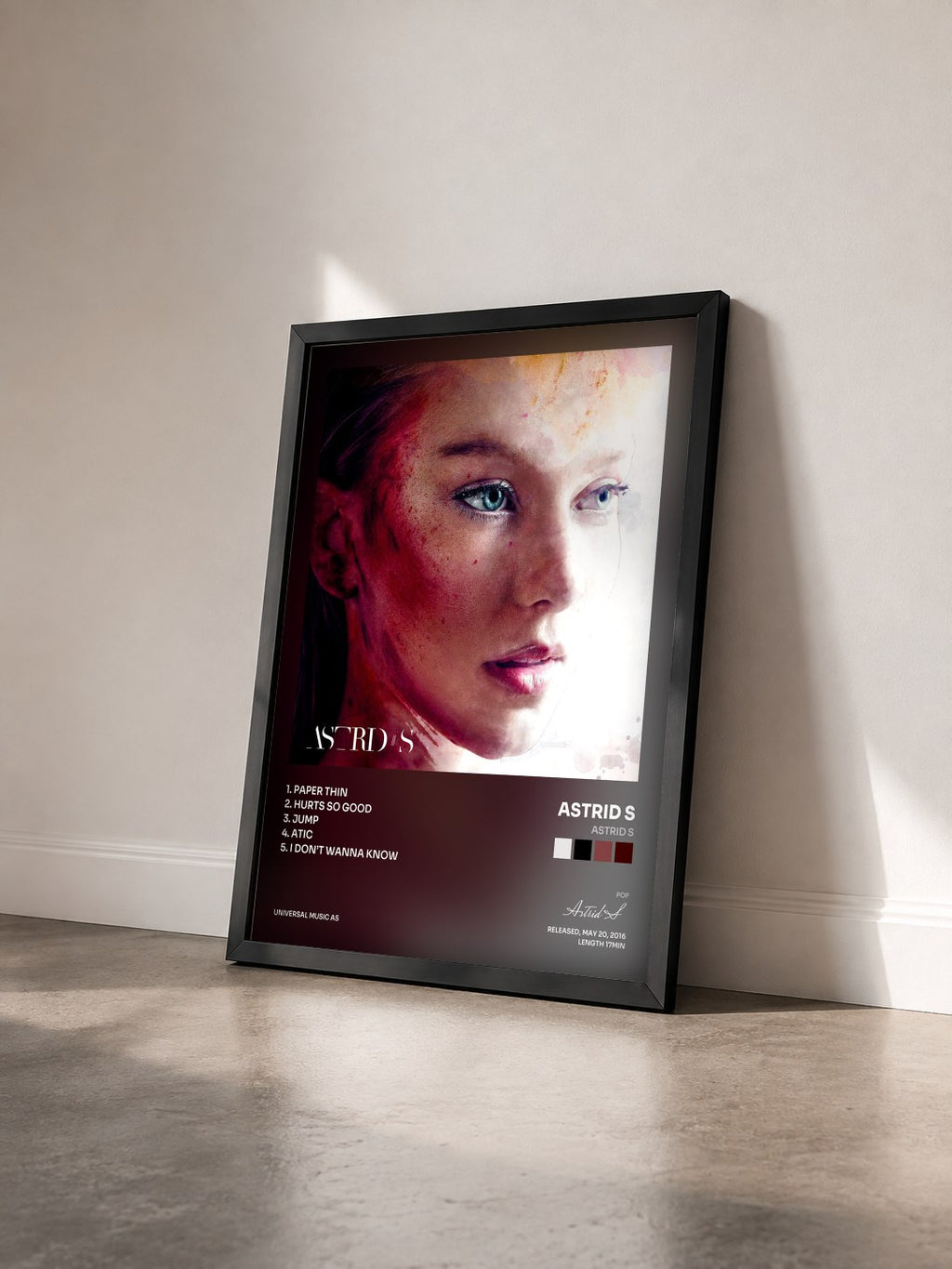 #noir Tableau de l'album Astrid S de Astrid S vu de trois quarts, cadre noir