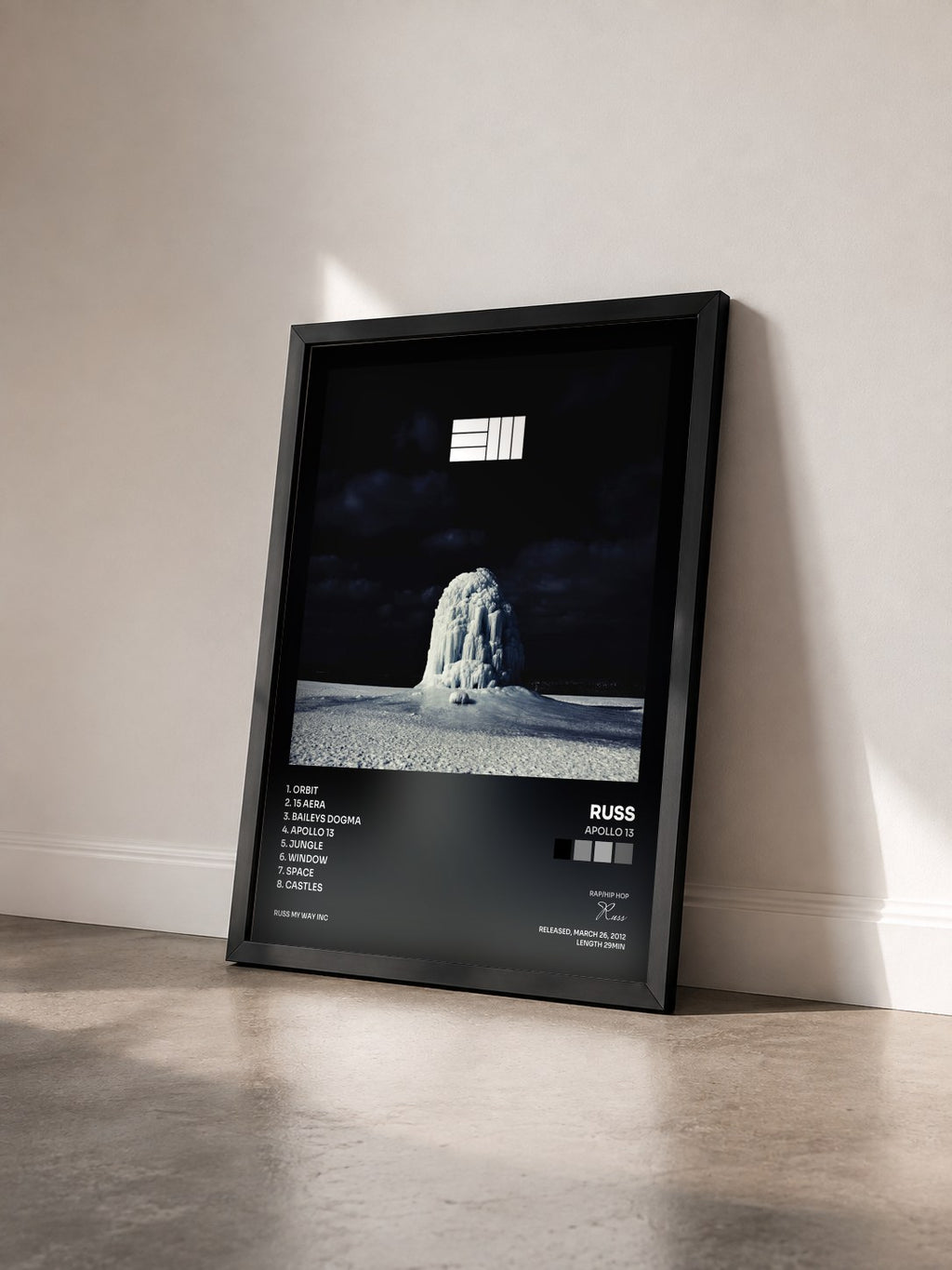 #noir Tableau de l'album Apollo 13 de Russ vu de trois quarts, cadre noir