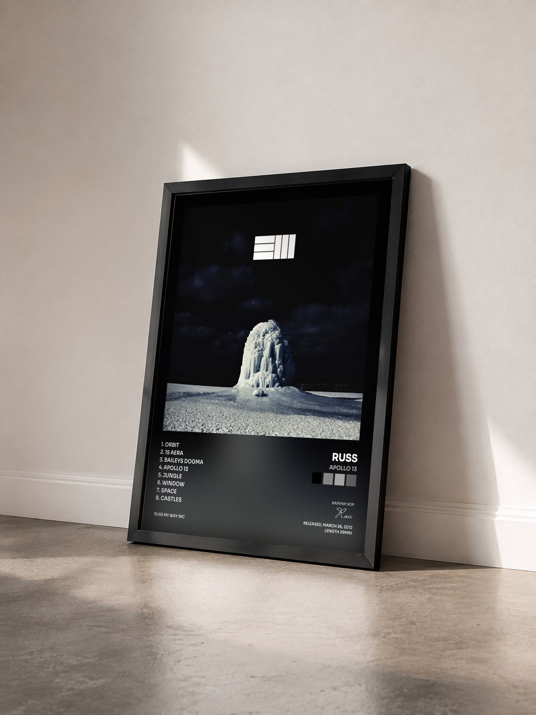 #noir Tableau de l'album Apollo 13 de Russ vu de trois quarts, cadre noir
