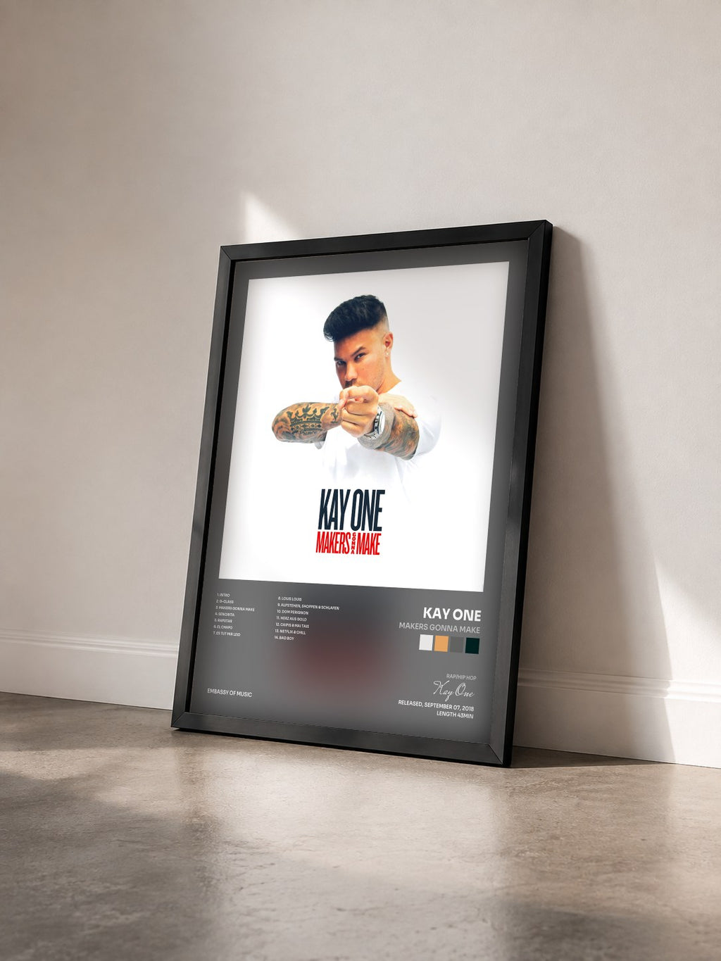#noir Tableau de l'album Makers Gonna Make de Kay One vu de trois quarts, cadre noir