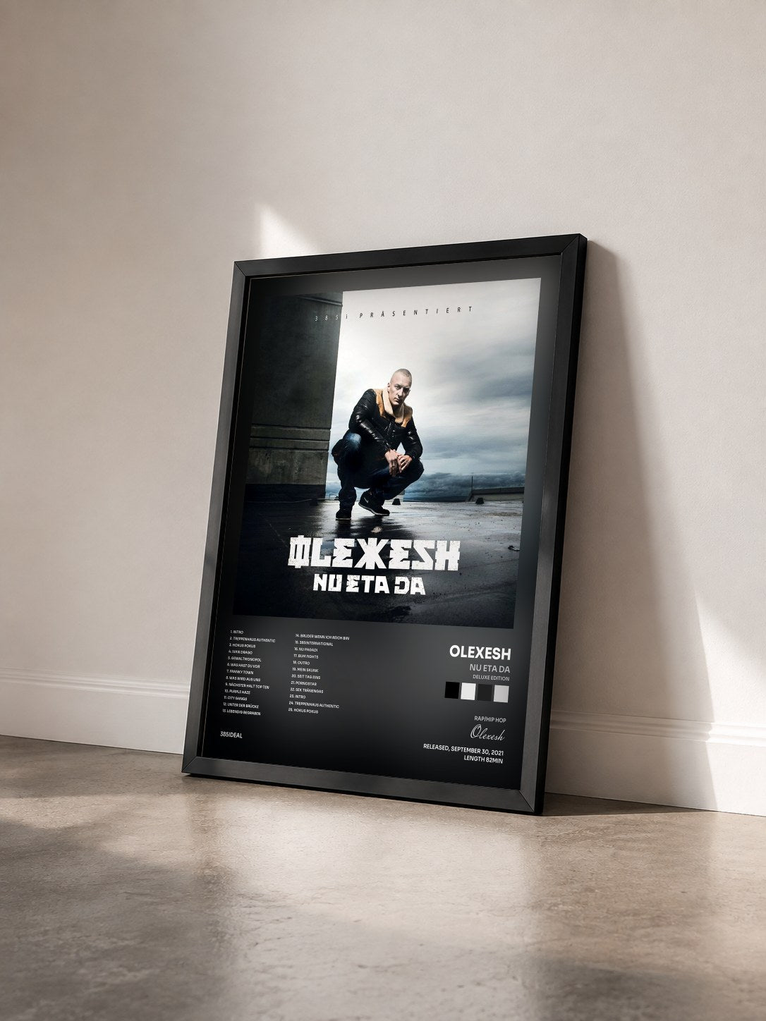#noir Tableau de l'album Nu eta da (Deluxe Edition) de Olexesh vu de trois quarts, cadre noir