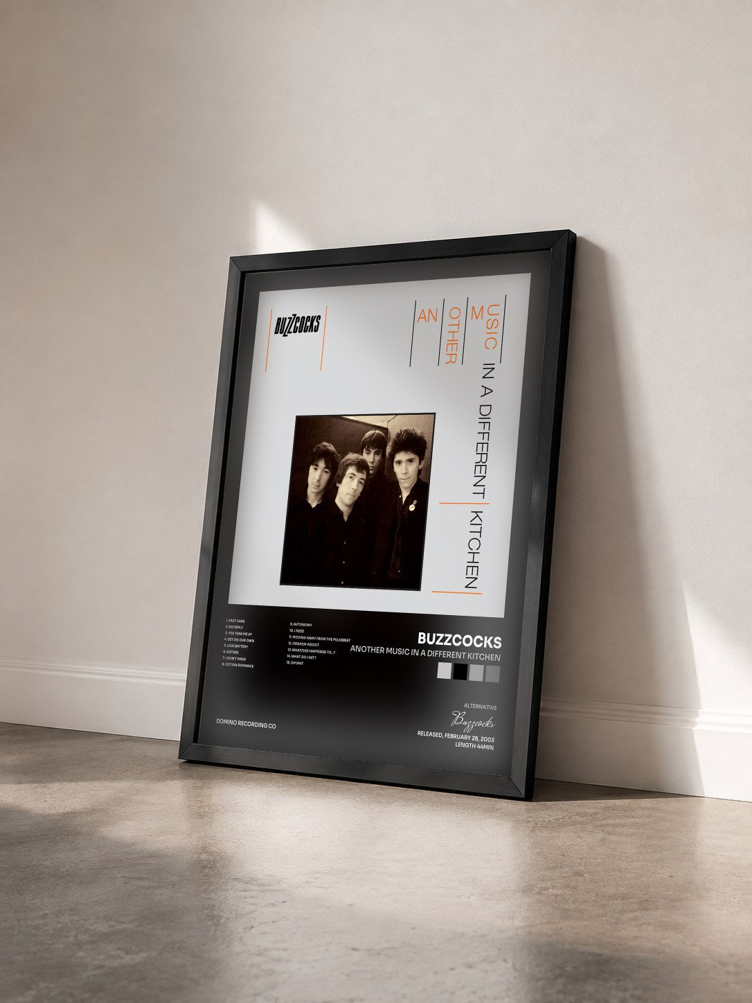 #noir Tableau de l'album Another Music In A Different Kitchen de Buzzcocks vu de trois quarts, cadre noir