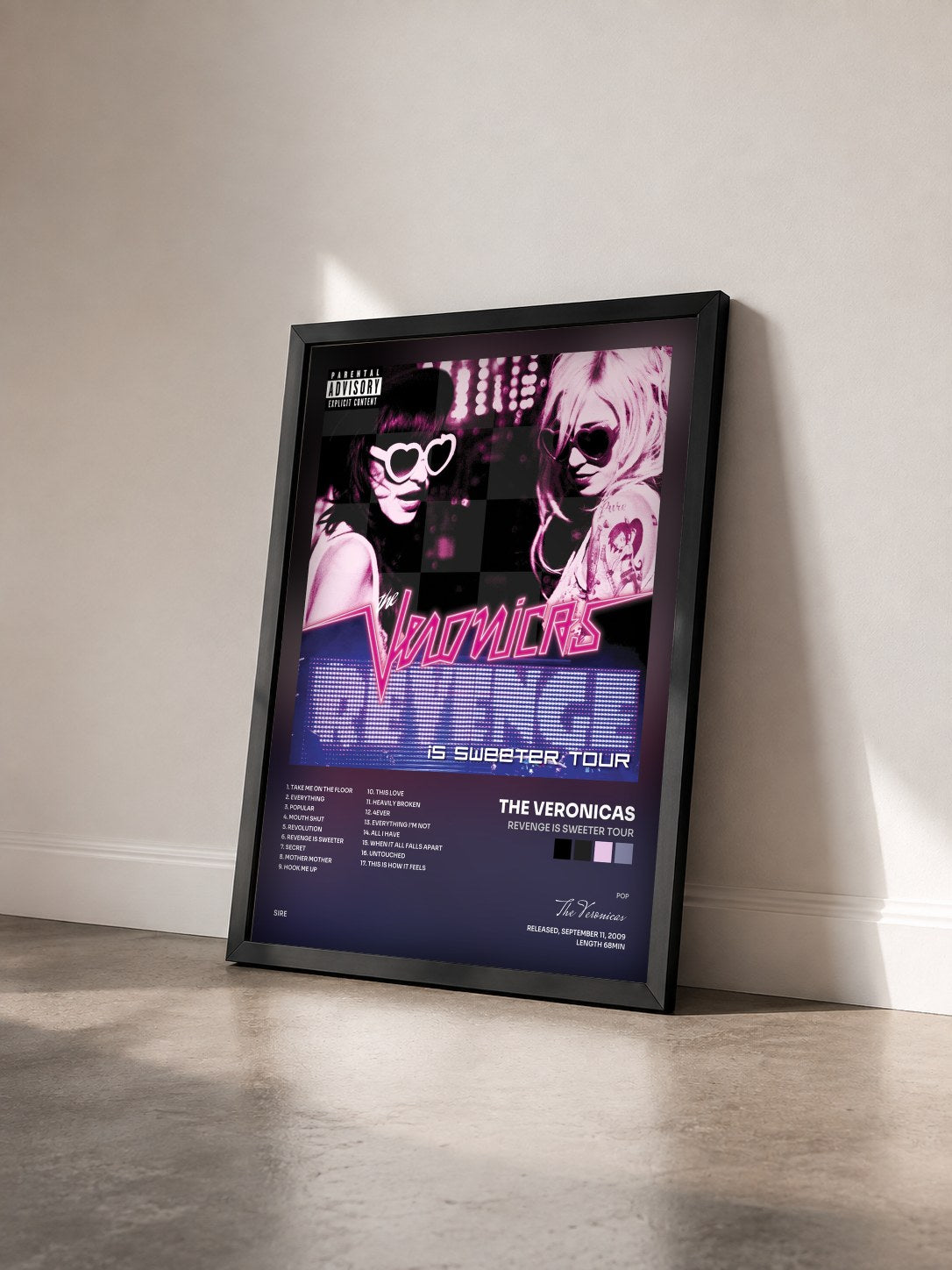 #noir Tableau de l'album Revenge Is Sweeter Tour de The Veronicas vu de trois quarts, cadre noir