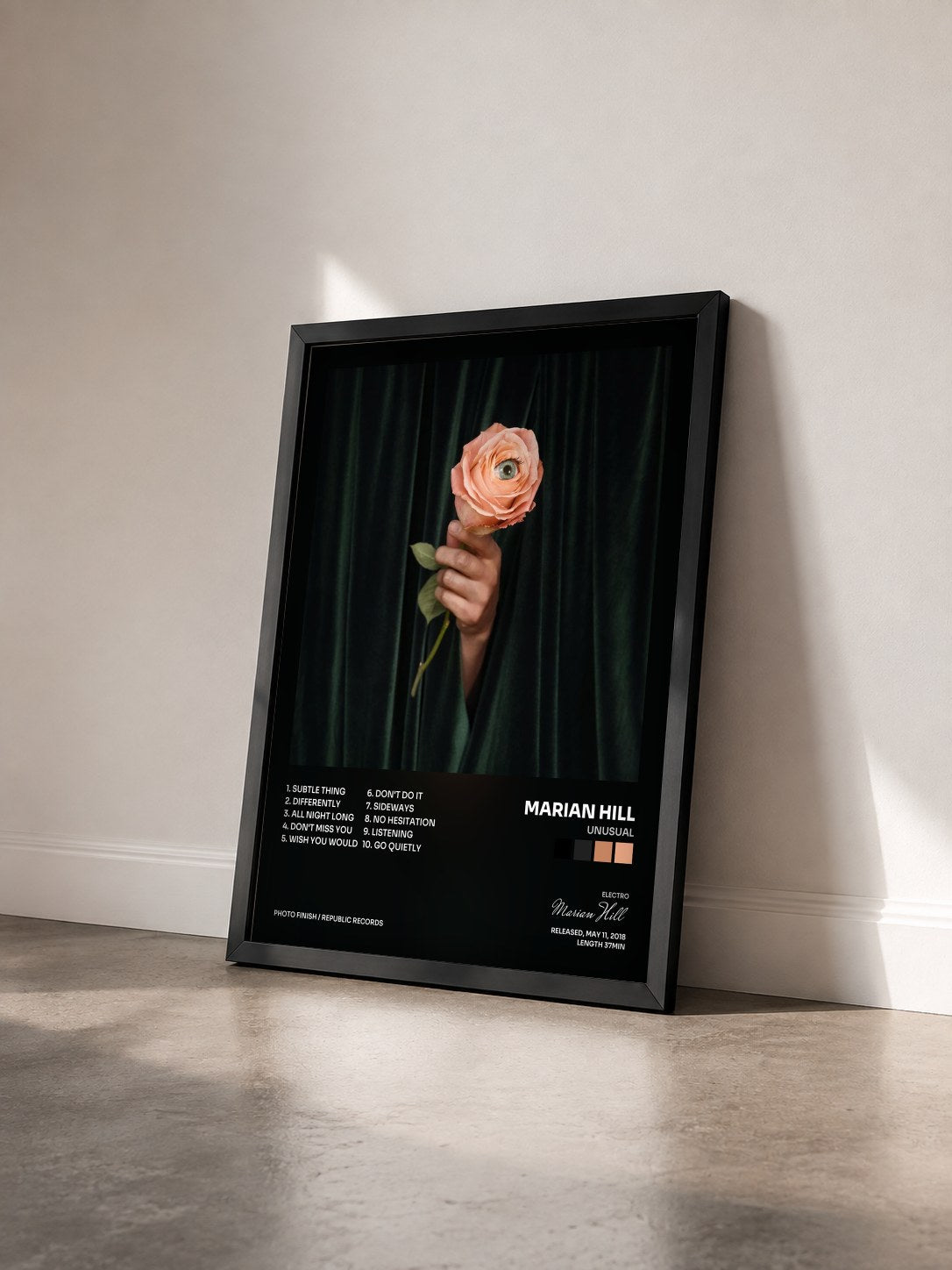 #noir Tableau de l'album Unusual de Marian Hill vu de trois quarts, cadre noir